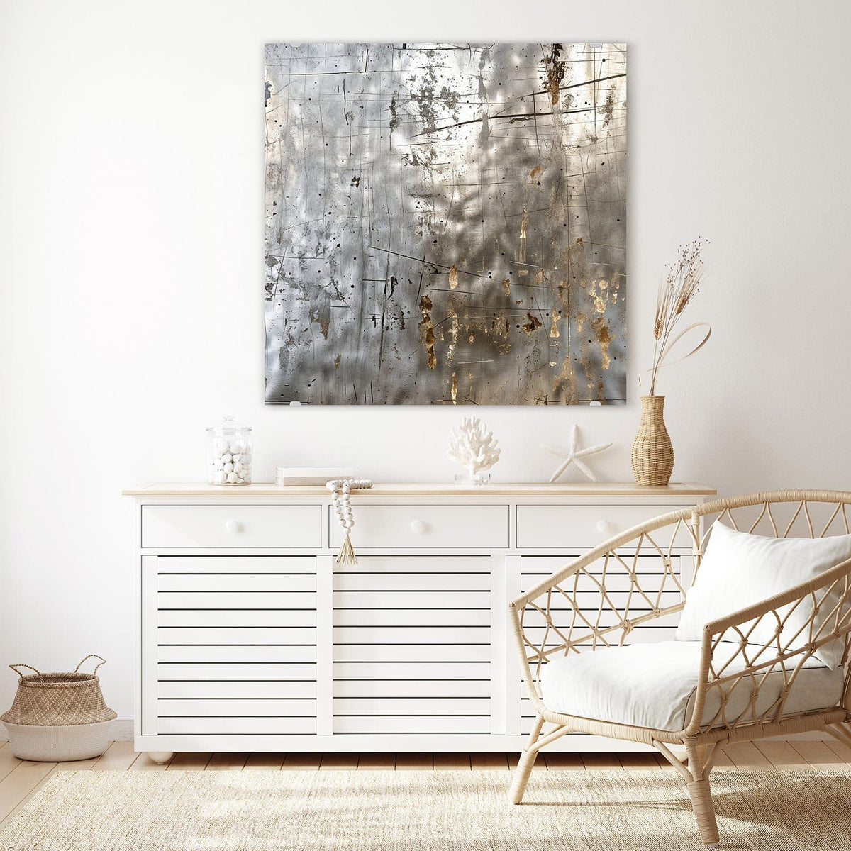 Glasbild Goldspuren auf Silber an der Wand – Helles Metallblech mit Kratzern und herablaufenden goldbraunen Rostspuren