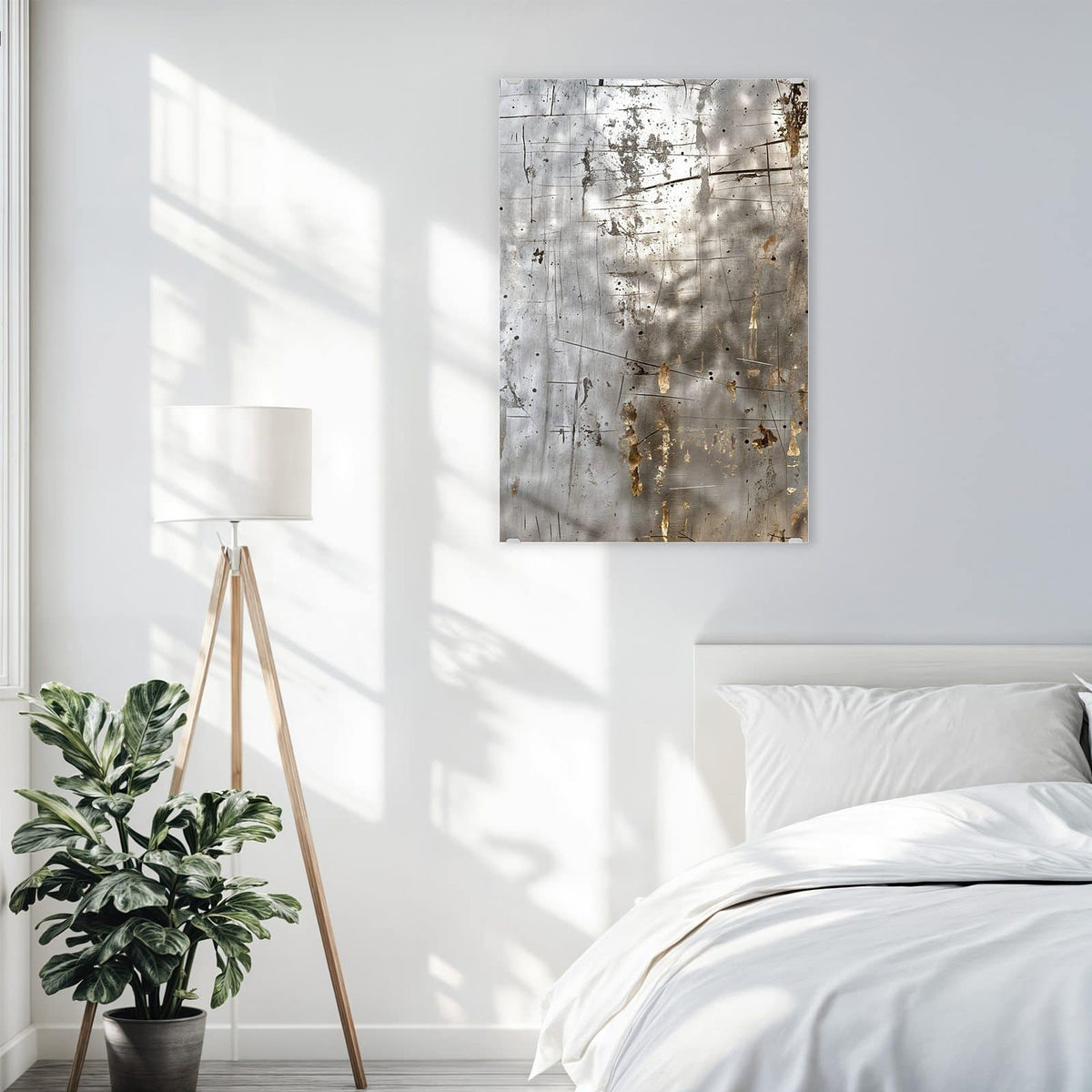 Glasbild Goldspuren auf Silber an der Wand – Helles Metallblech mit Kratzern und herablaufenden goldbraunen Rostspuren