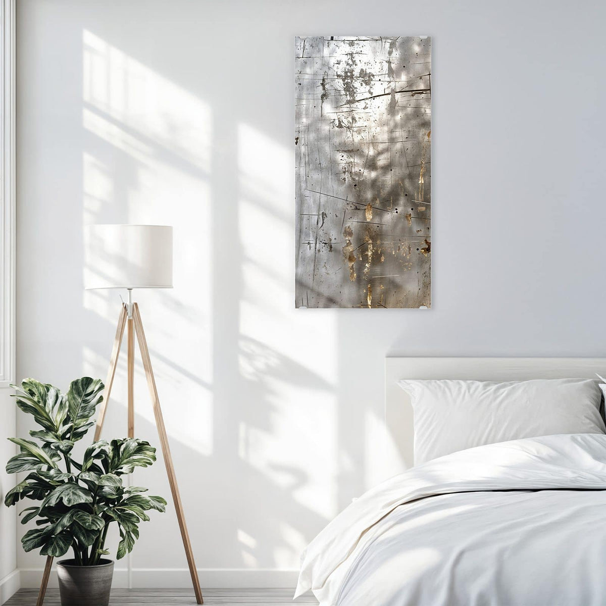 Glasbild Goldspuren auf Silber an der Wand – Helles Metallblech mit Kratzern und herablaufenden goldbraunen Rostspuren