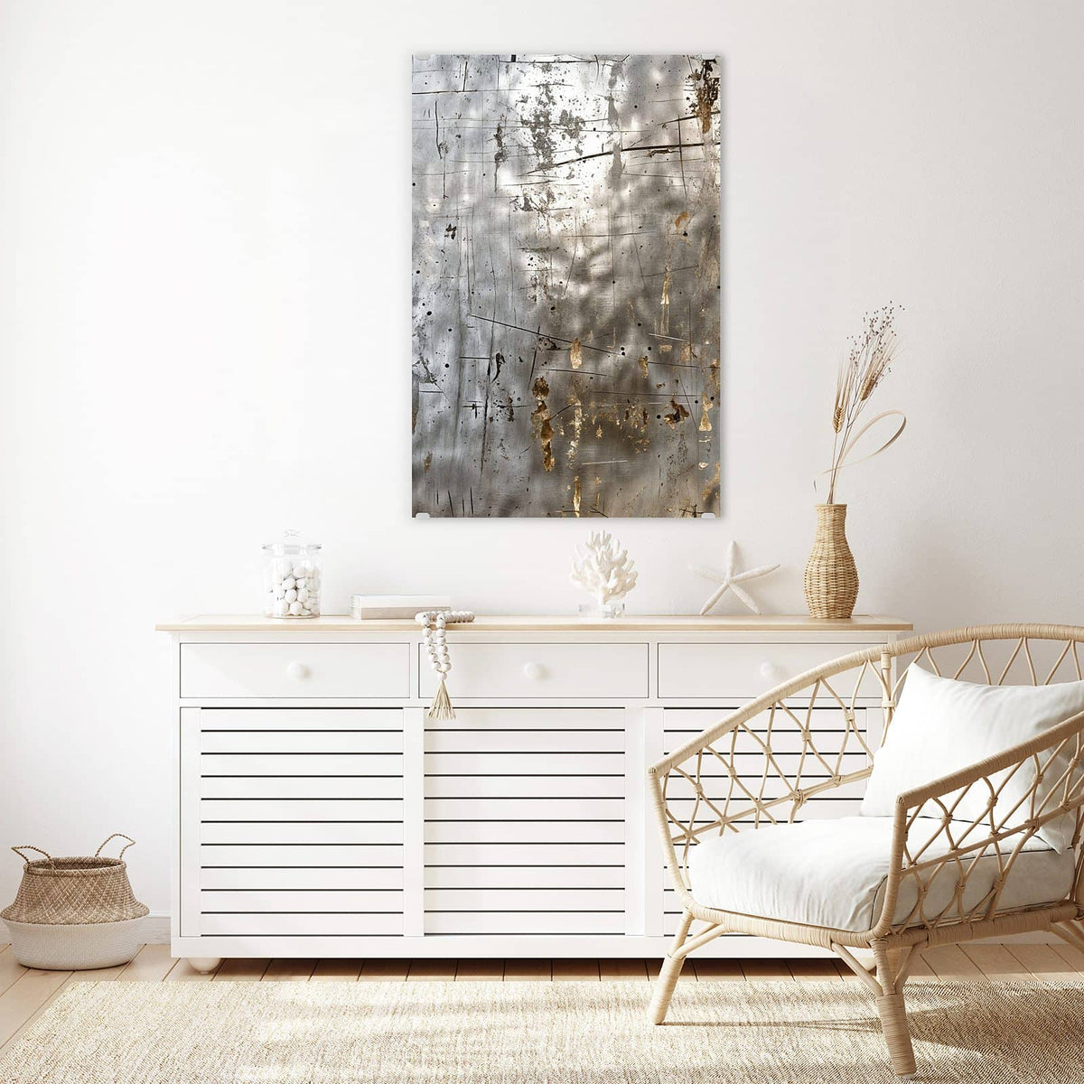 Glasbild Goldspuren auf Silber an der Wand – Helles Metallblech mit Kratzern und herablaufenden goldbraunen Rostspuren