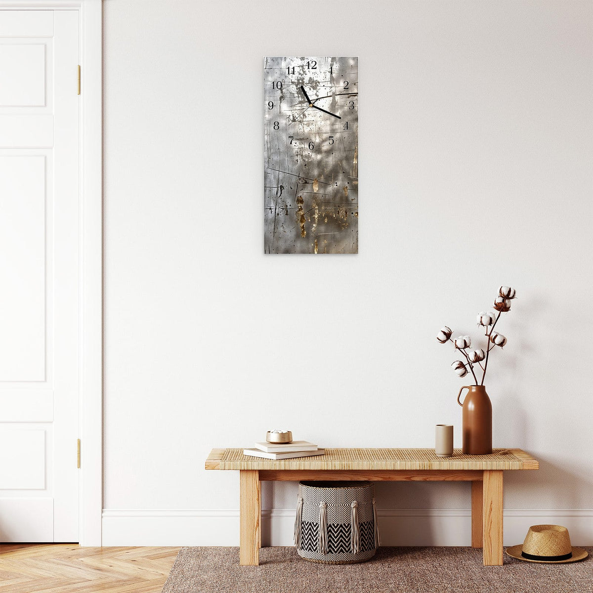 Moderne Wanduhr aus Glas mit Farbtiefe – Wanduhr Metallische Kratztextur aus Glas – Hochformat 30 × 60 cm