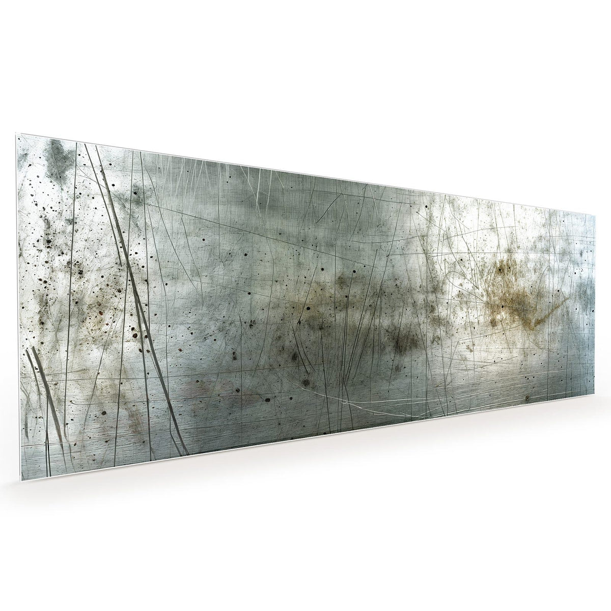 Küchenrückwand aus Glas im Hochformat mit Motiv Zerkratzter Stahl: Silbriges Stahlblech voller feiner Kratzer, helle Lichtzone, leichte Rostschleier #grösse_40 x 100 cm #grösse_50 x 125 cm #grösse_60 x 150 cm