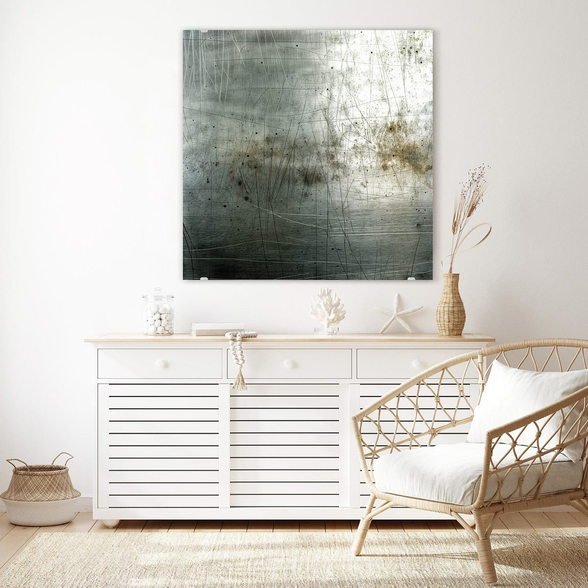 Glasbild Zerkratzter Stahl an der Wand – Silbriges Stahlblech voller feiner Kratzer, helle Lichtzone, leichte Rostschleier