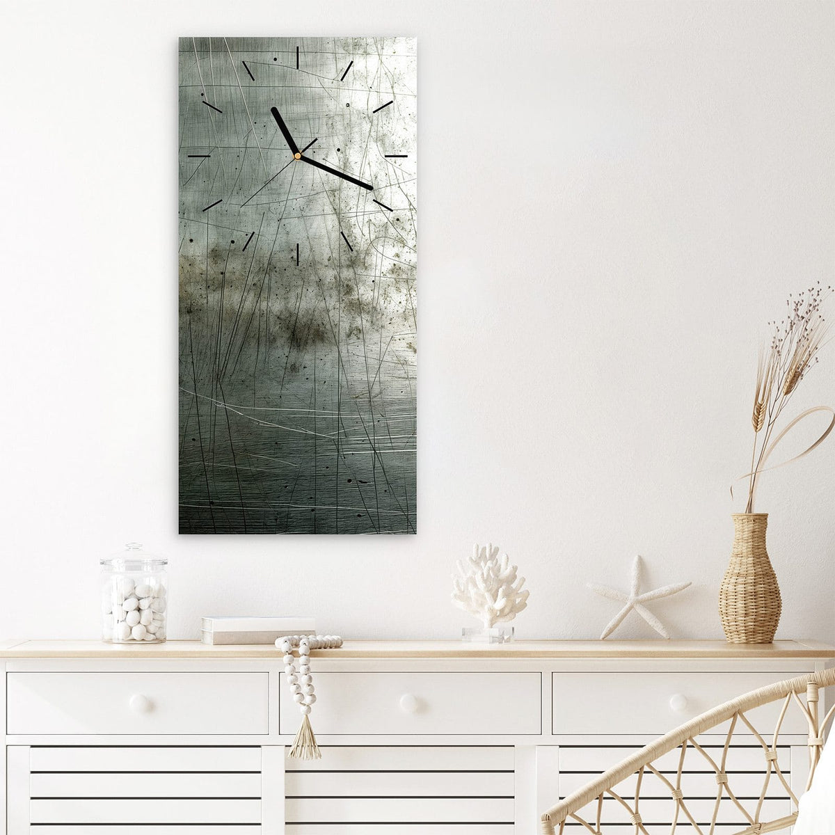 Wanduhr aus Glas im Hochformat Zerkratzter Stahl mit Ziffernblatt Linie über einem weißen Sideboard