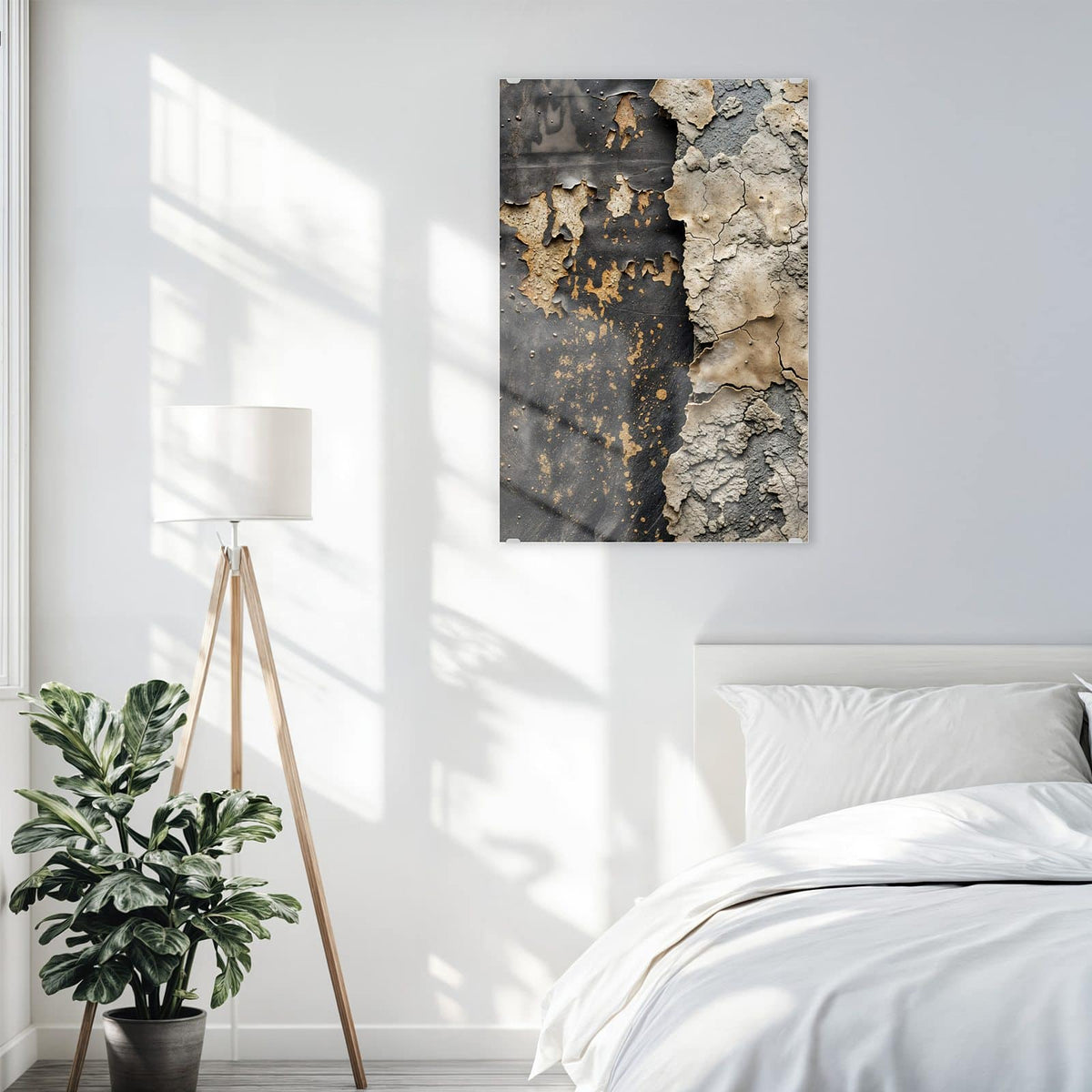 Glasbild Bröckelnder Putz an der Wand – Links dunkles Metall mit Rostflecken, rechts grob aufgerissener, bröckelnder heller Putz
