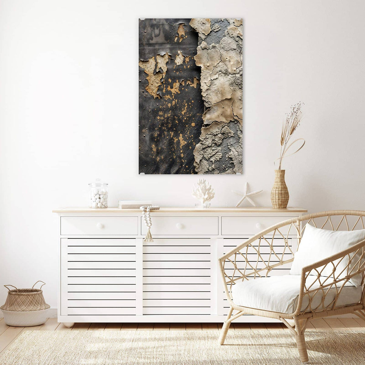 Glasbild Bröckelnder Putz an der Wand – Links dunkles Metall mit Rostflecken, rechts grob aufgerissener, bröckelnder heller Putz
