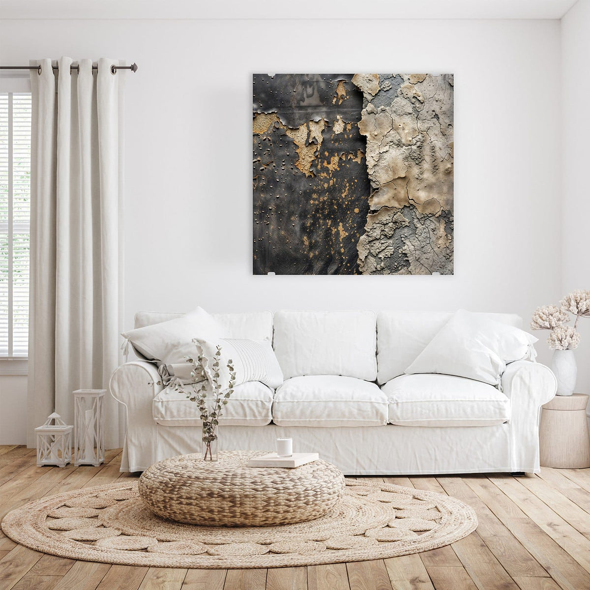 Glasbild Bröckelnder Putz an der Wand – Links dunkles Metall mit Rostflecken, rechts grob aufgerissener, bröckelnder heller Putz