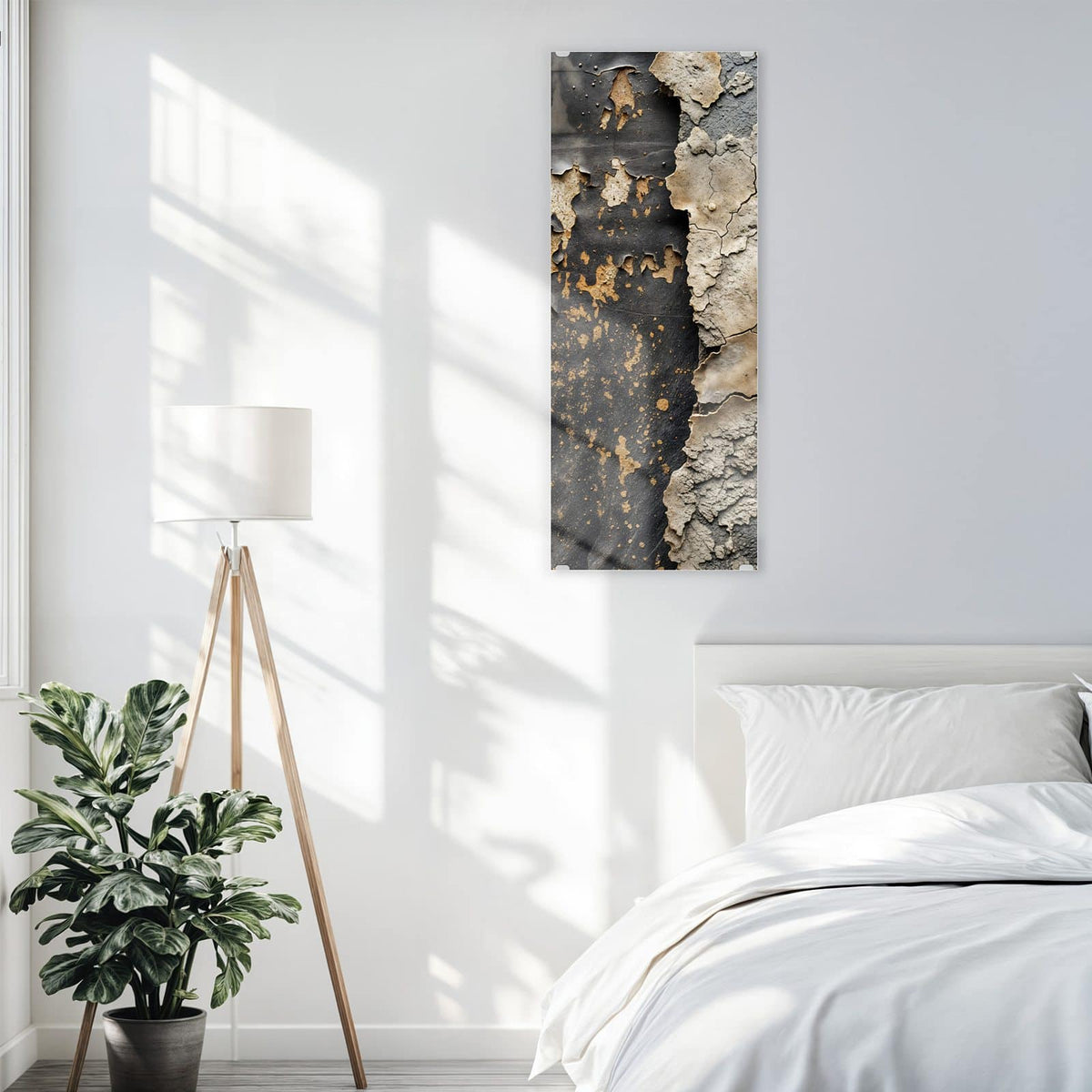 Glasbild Bröckelnder Putz an der Wand – Links dunkles Metall mit Rostflecken, rechts grob aufgerissener, bröckelnder heller Putz