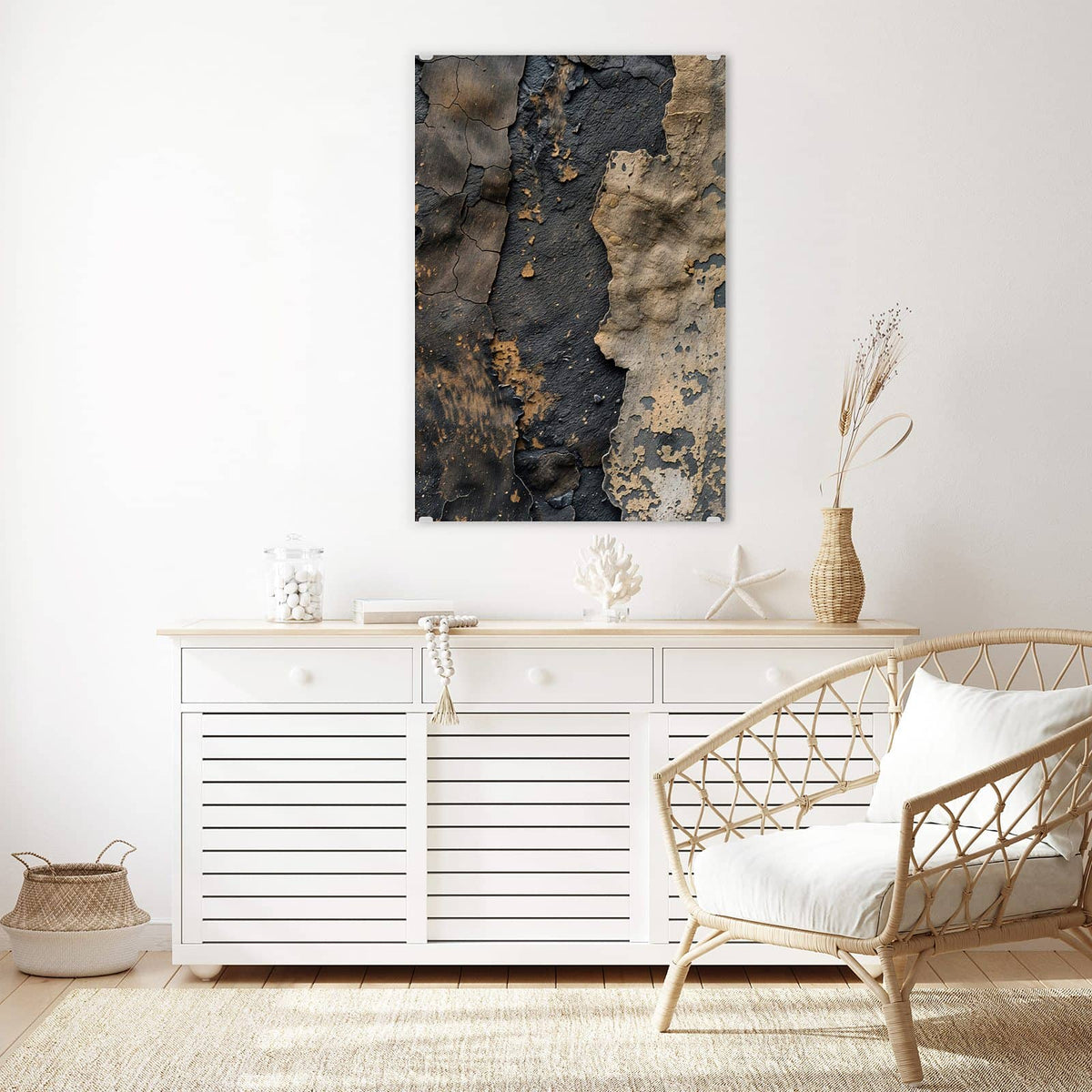 Glasbild Ocker auf Schwarz an der Wand – Links schwarze rissige Farbschicht, rechts abgeplatzte sandfarbene Schicht darüber