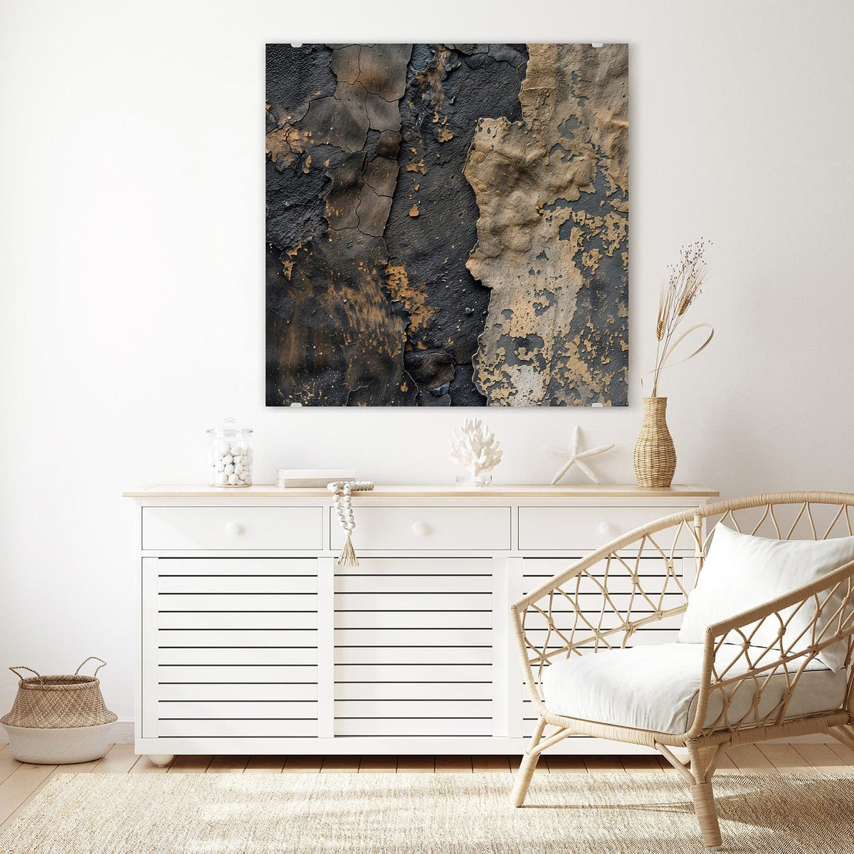 Glasbild Ocker auf Schwarz an der Wand – Links schwarze rissige Farbschicht, rechts abgeplatzte sandfarbene Schicht darüber
