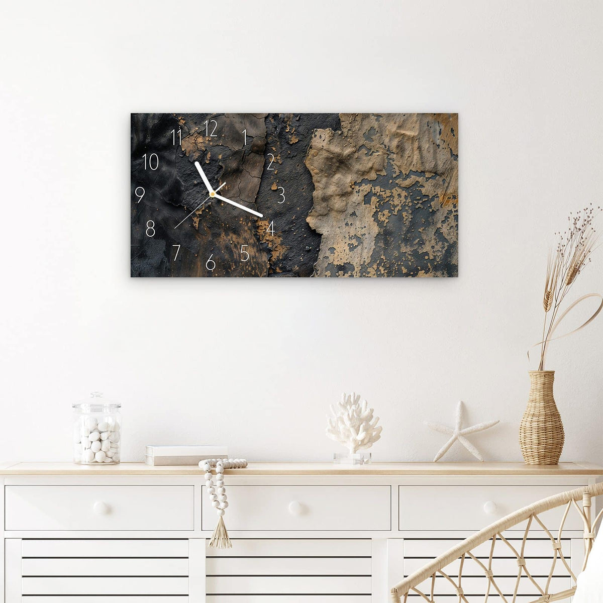 Wanduhr Blätternde Farbe aus Glas – Querformat 60 × 30 cm – Rissige Farbschichten in Schwarz und Ocker