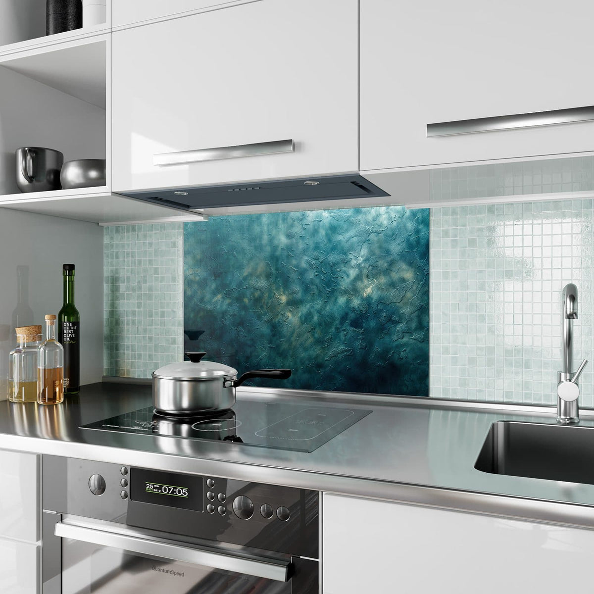 Küchenrückwand aus Glas Türkise Tiefe im Hochformat als Spritzschutz hinter dem Kochfeld, über dem Fliesenspiegel montiert