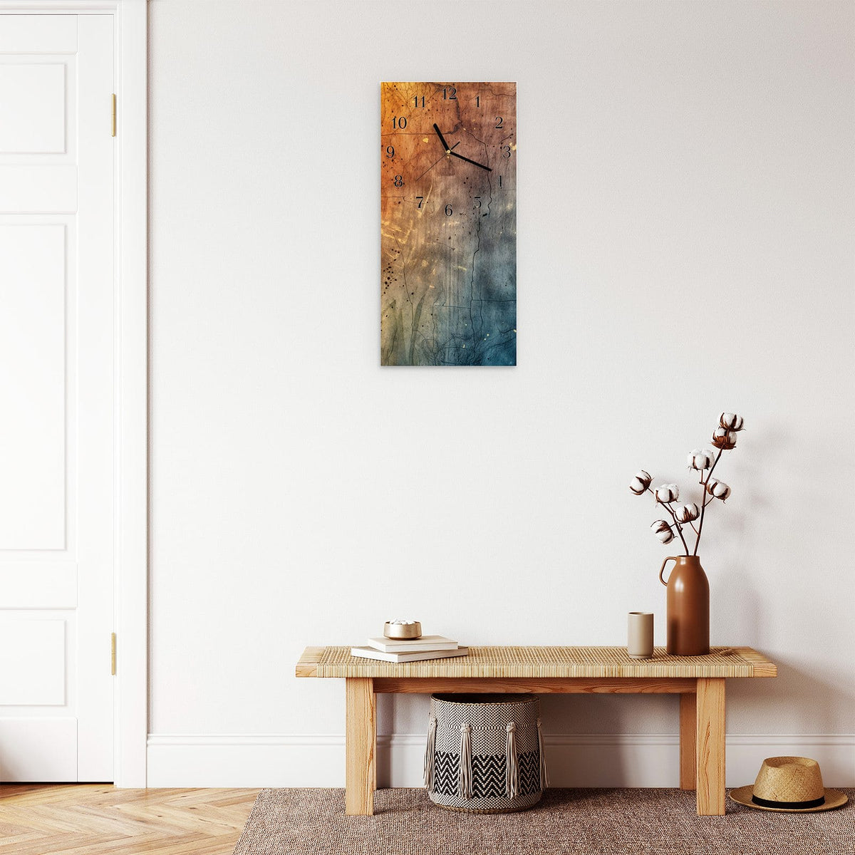Wanduhr aus Glas im Hochformat Rostrot und Blaugrau mit Ziffernblatt Klassisch über einer Holzbank im Flur
