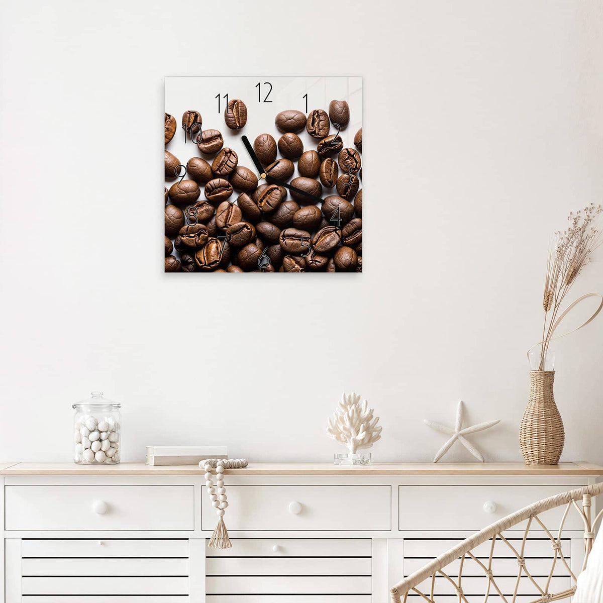 Wanduhr Röstbohnen auf Weiß aus Glas – Quadratisch 30 × 30 cm – Kaffeebohnen verstreut auf Weiß
