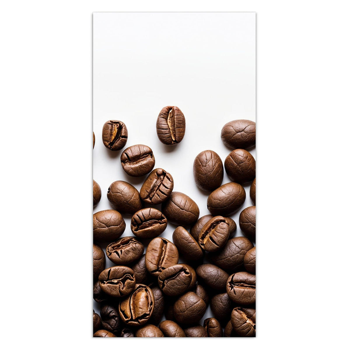 Geröstete Kaffeebohnen locker verstreut auf reinweißem Hintergrund