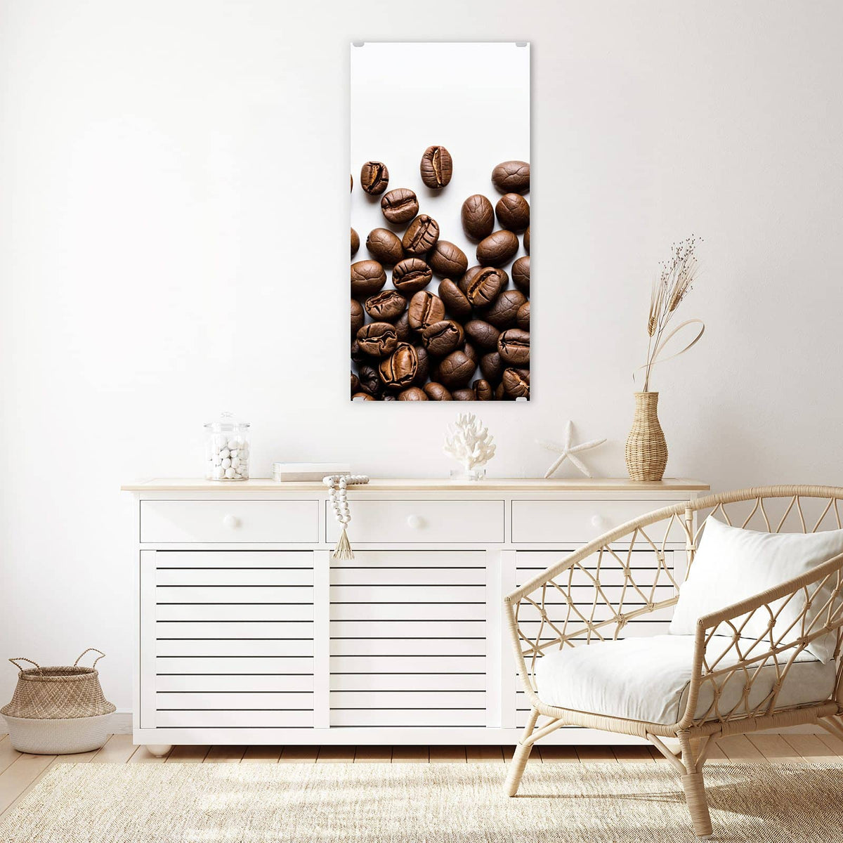 Glasbild Röstbohnen auf Weiß an der Wand – Geröstete Kaffeebohnen locker verstreut auf reinweißem Hintergrund