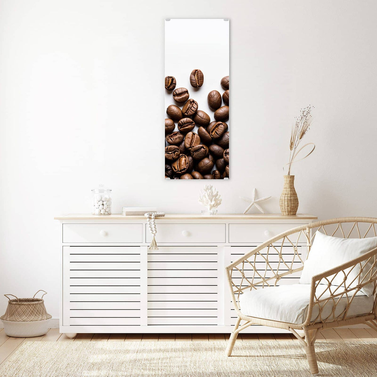 Wandbild - Röstbohnen auf Weiß - Hochformat – Kaffeebohnen verstreut auf Weiß