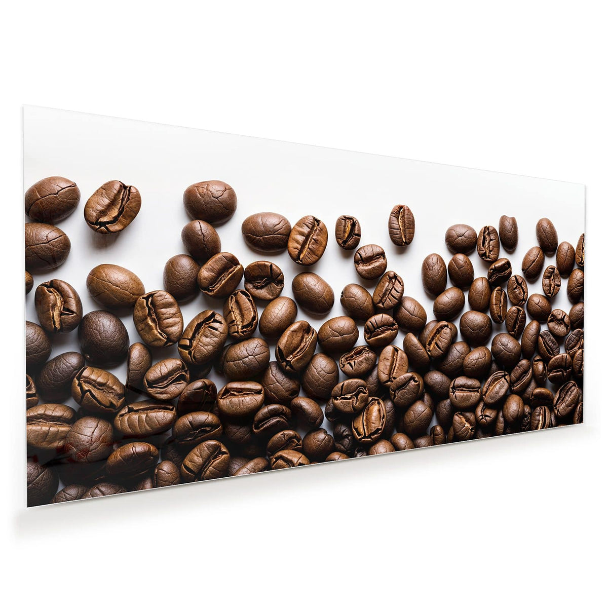 Geröstete Kaffeebohnen locker verstreut auf reinweißem Hintergrund