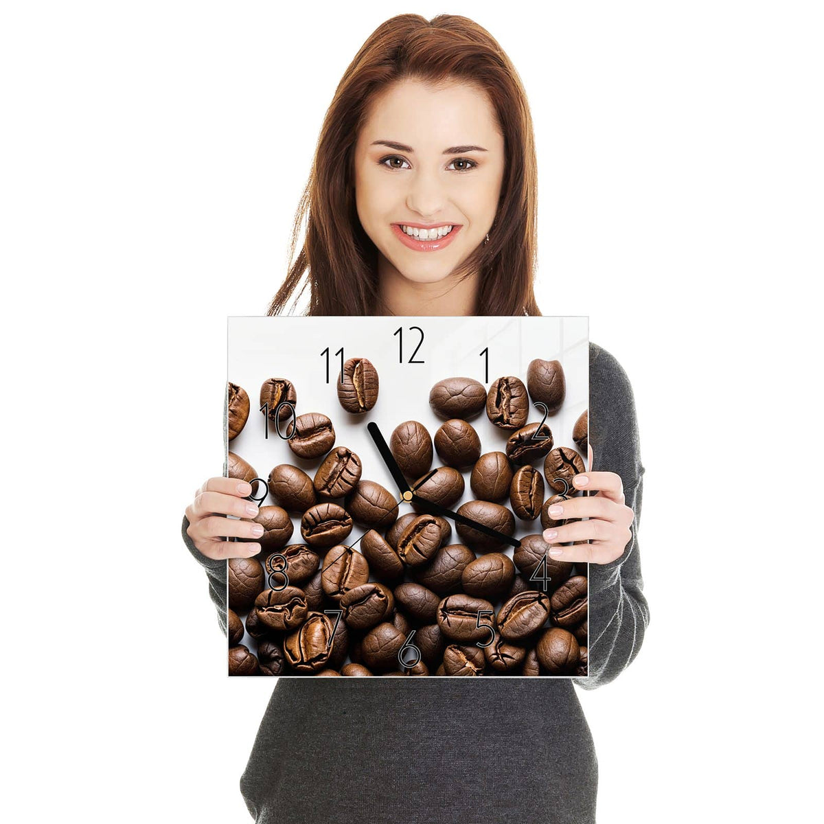 Geröstete Kaffeebohnen locker verstreut auf reinweißem Hintergrund