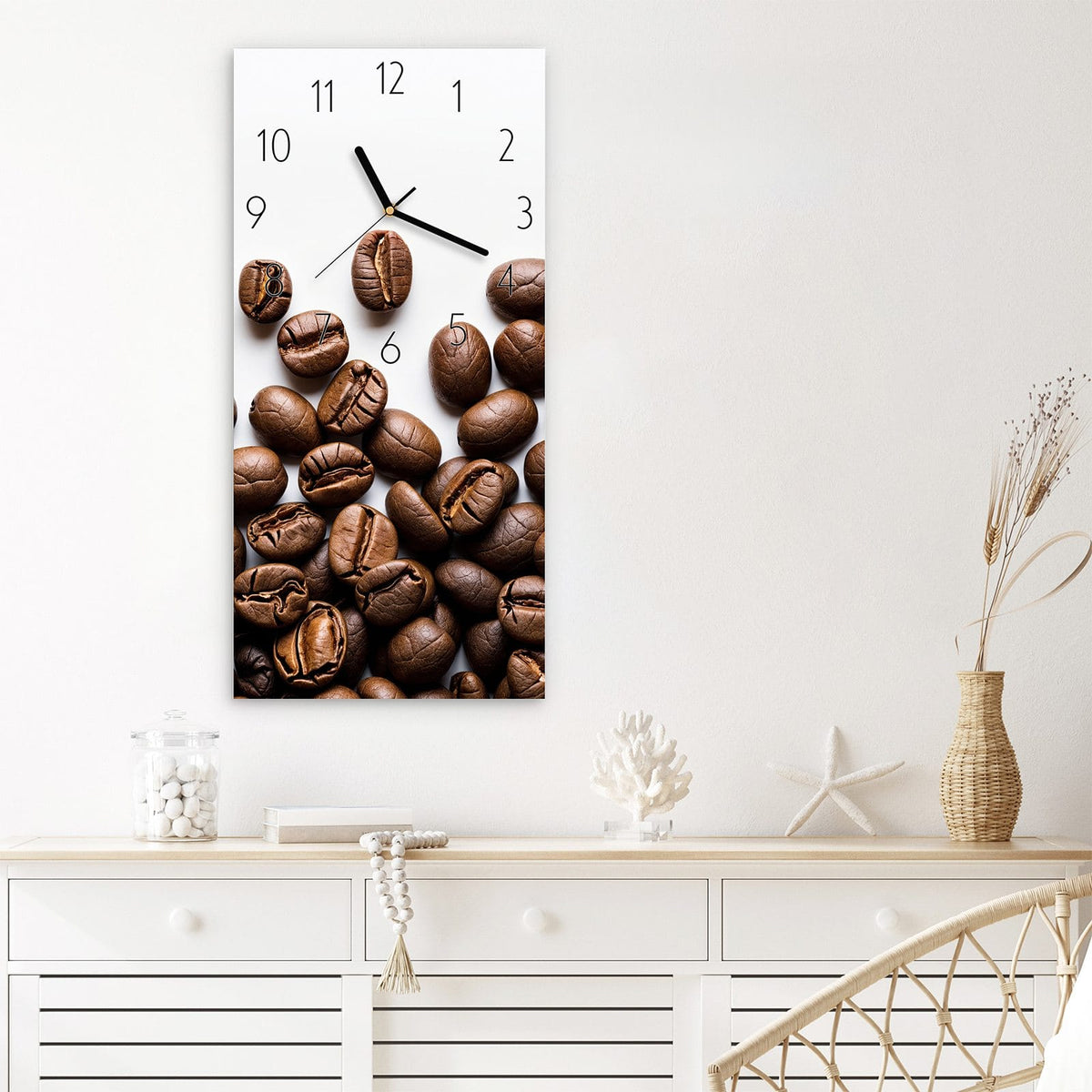 Wanduhr Warme Kaffeebohnen aus Glas – Kaffeebohnen verstreut auf Weiß