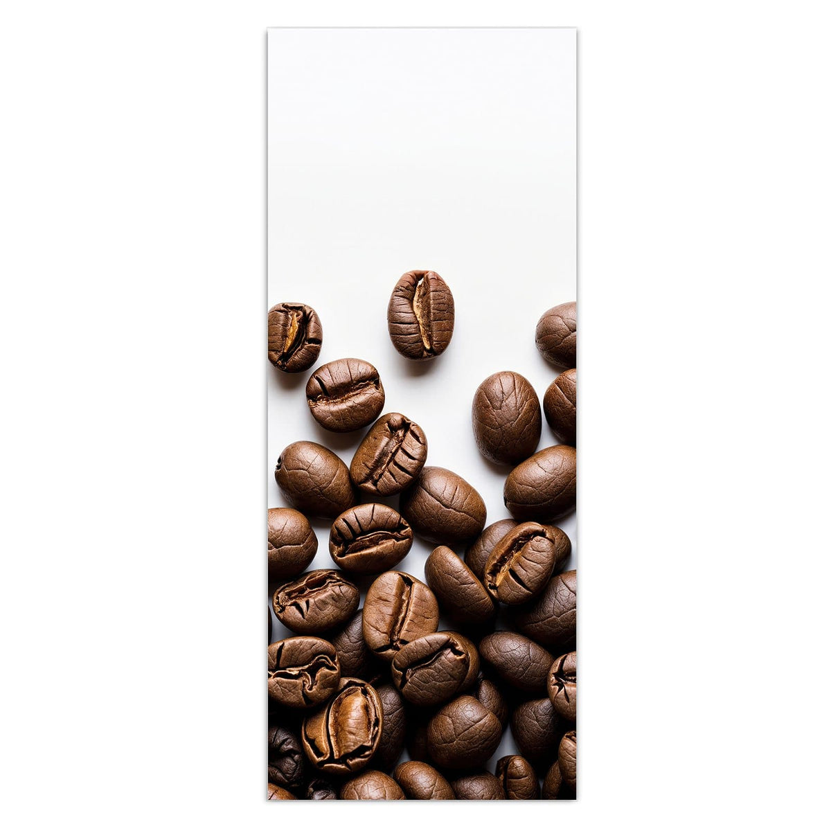 Geröstete Kaffeebohnen locker verstreut auf reinweißem Hintergrund