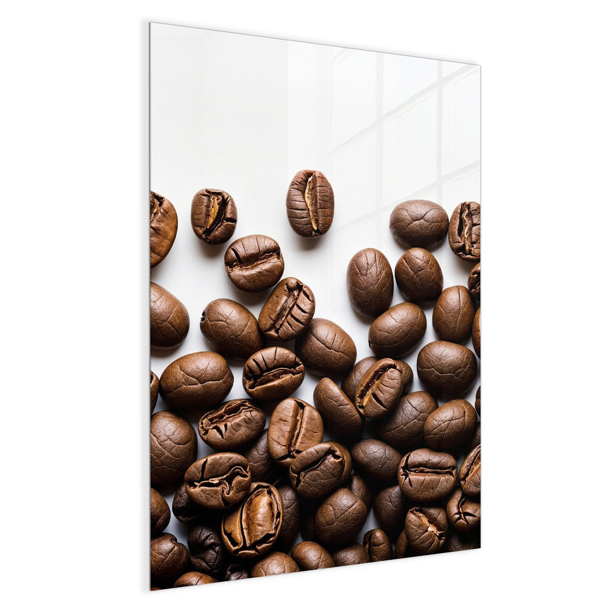 Geröstete Kaffeebohnen locker verstreut auf reinweißem Hintergrund