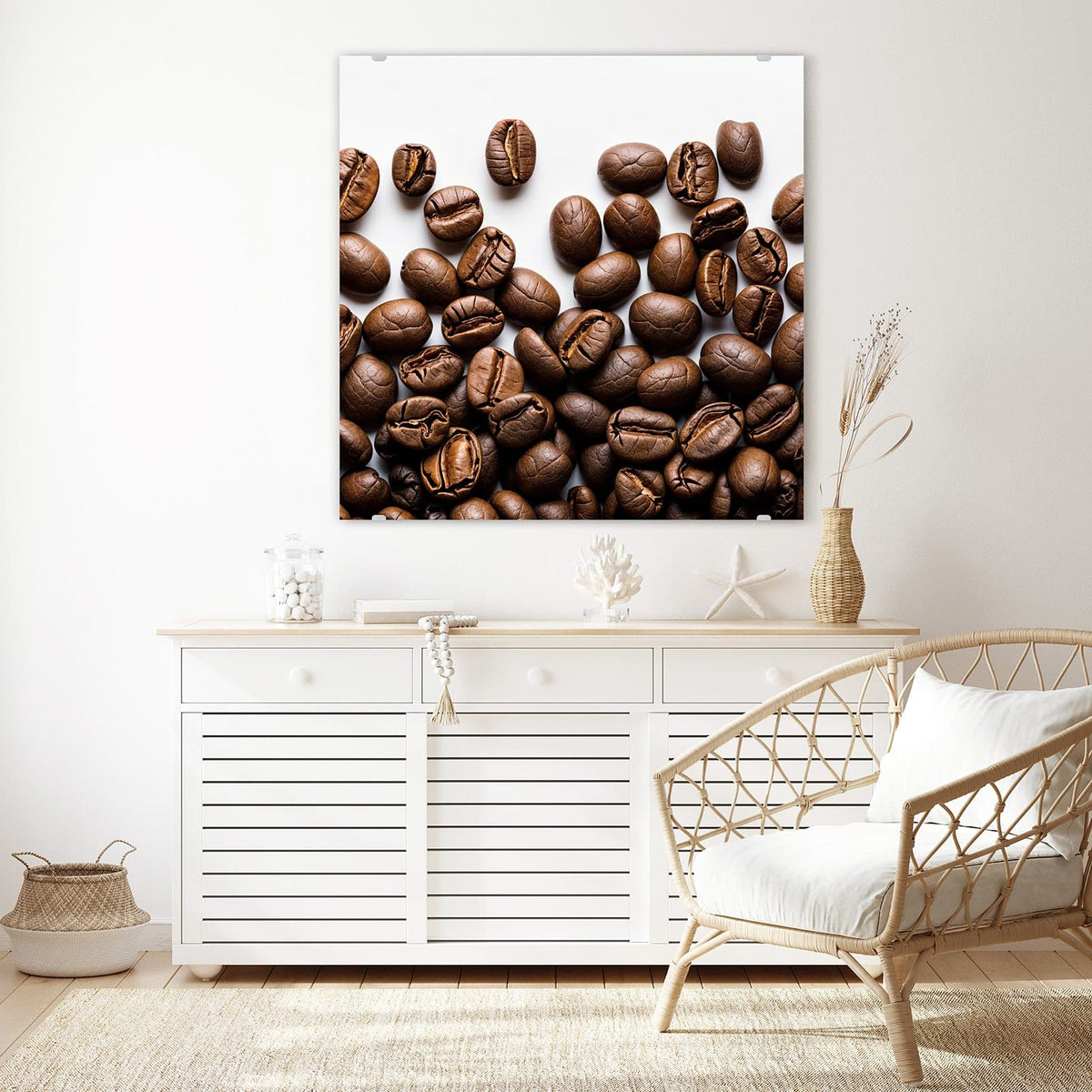 Glasbild Röstbohnen auf Weiß an der Wand – Geröstete Kaffeebohnen locker verstreut auf reinweißem Hintergrund