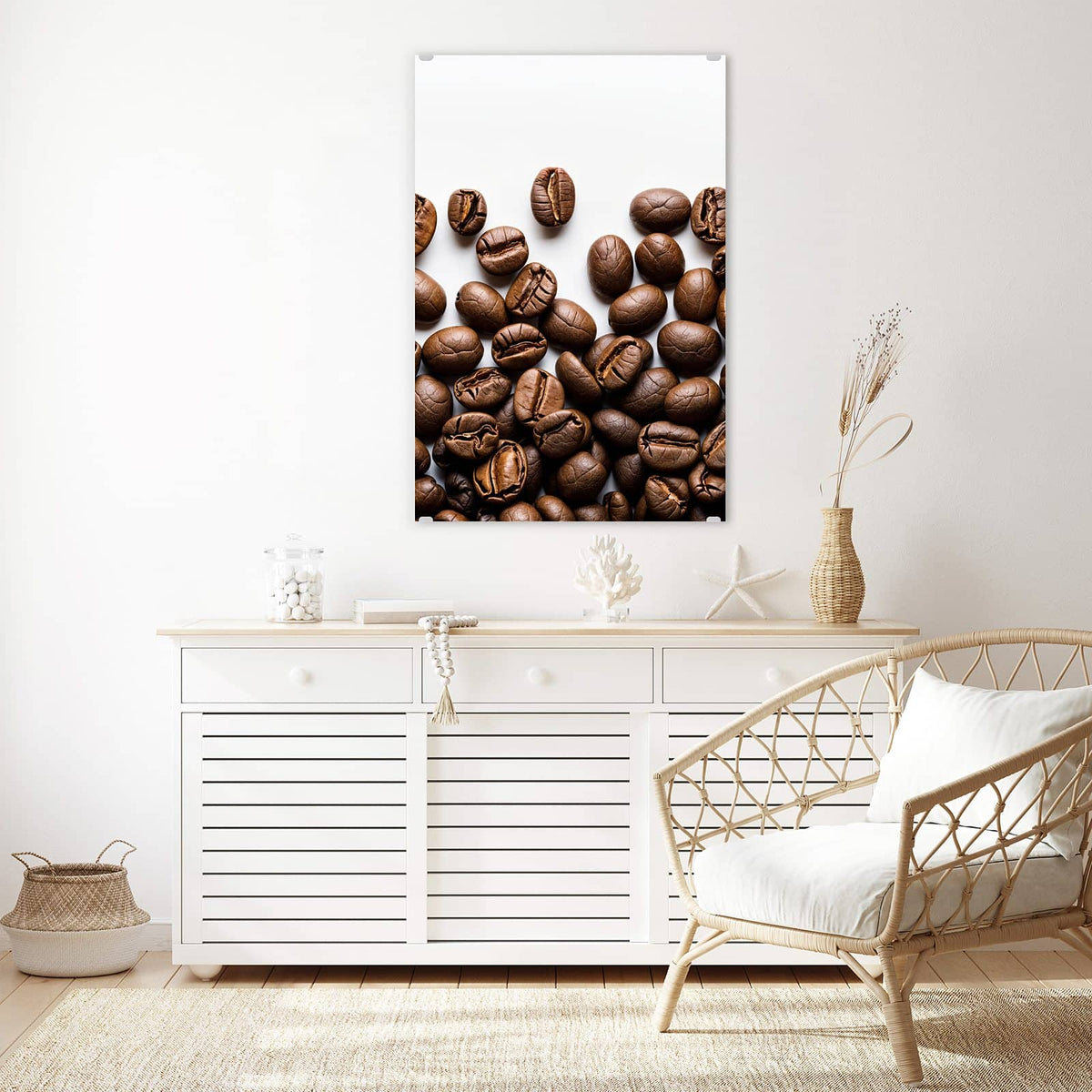 Glasbild Röstbohnen auf Weiß an der Wand – Geröstete Kaffeebohnen locker verstreut auf reinweißem Hintergrund