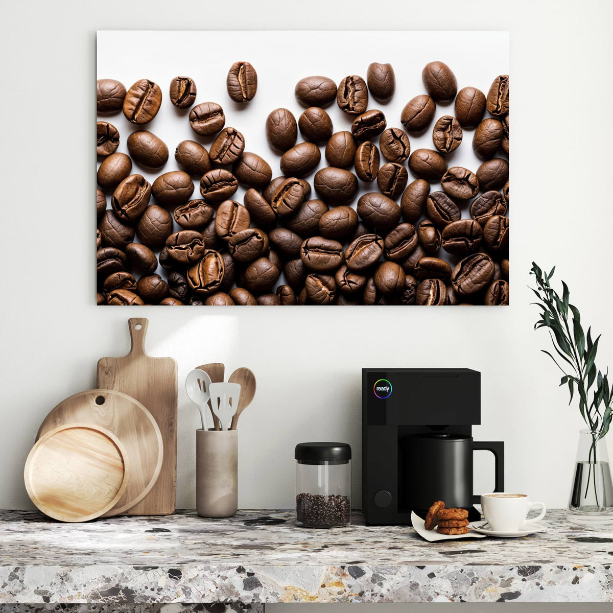 Geröstete Kaffeebohnen locker verstreut auf reinweißem Hintergrund
