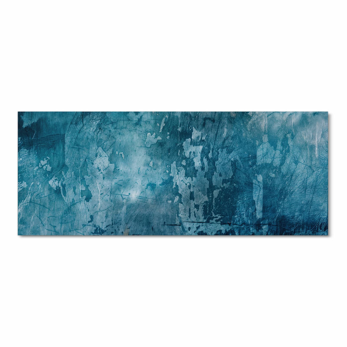 Petrolblaue Wand mit abgeblätterter Farbe, hellen Fehlstellen und feinen Kratzern