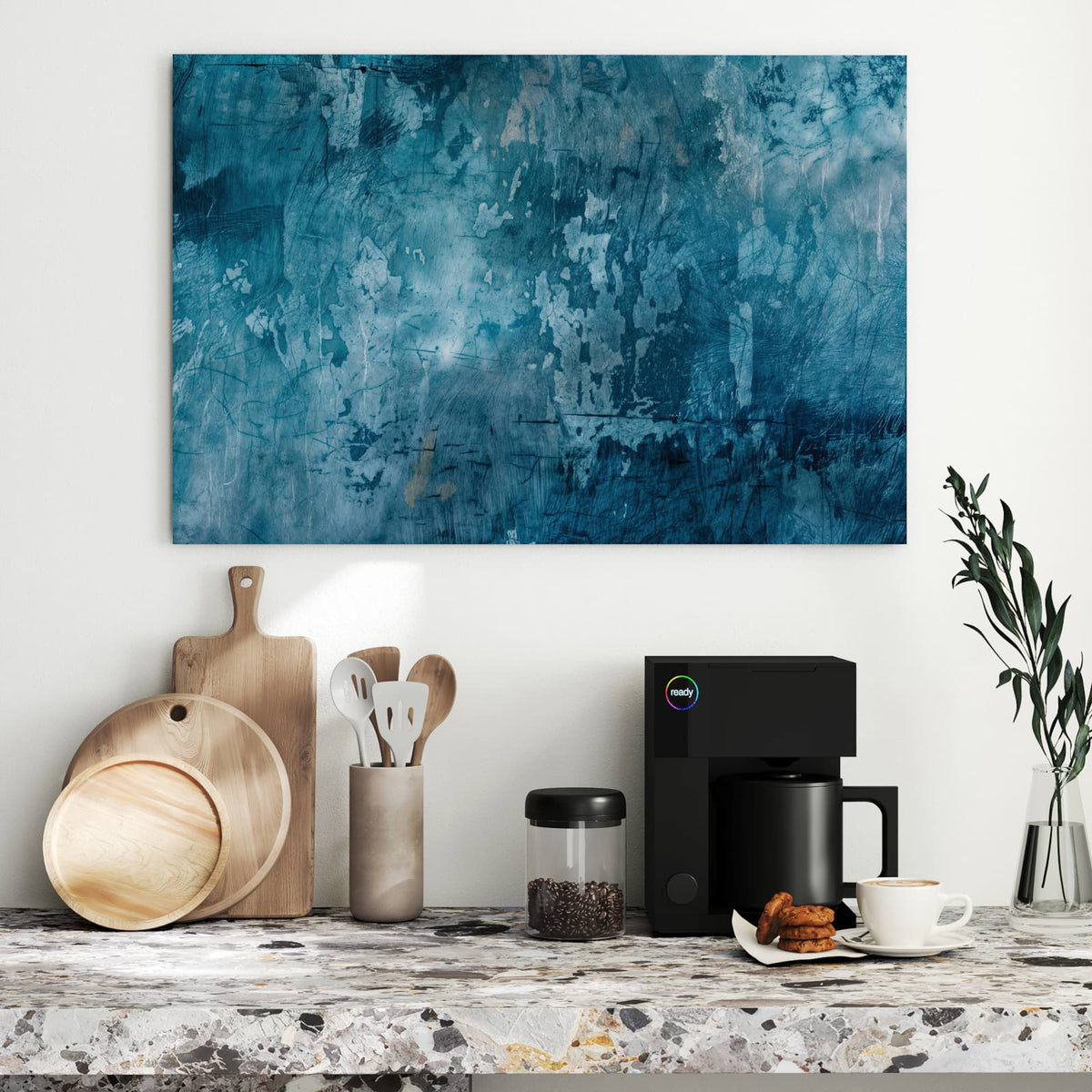 Petrolblaue Wand mit abgeblätterter Farbe, hellen Fehlstellen und feinen Kratzern