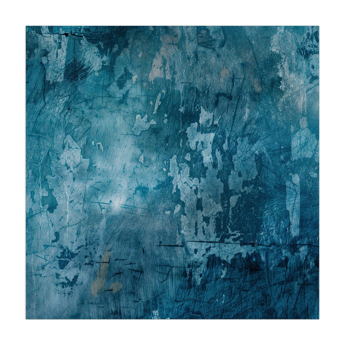 Petrolblaue Wand mit abgeblätterter Farbe, hellen Fehlstellen und feinen Kratzern
