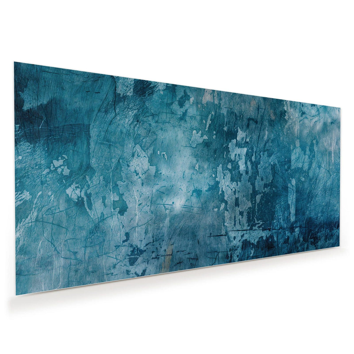 Petrolblaue Wand mit abgeblätterter Farbe, hellen Fehlstellen und feinen Kratzern