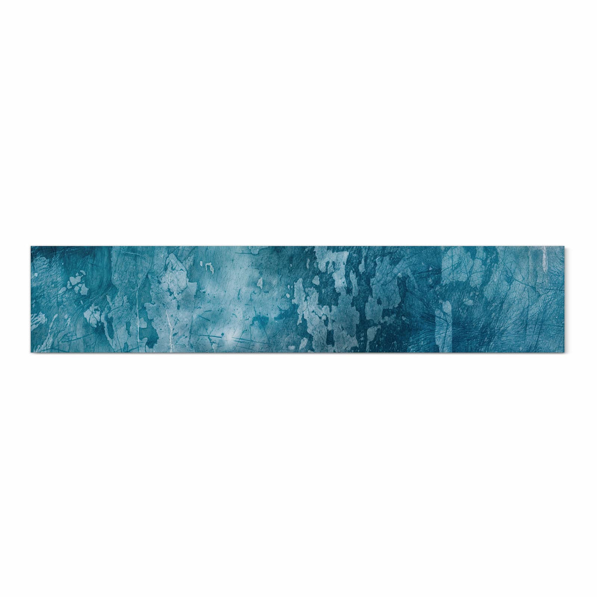 Petrolblaue Wand mit abgeblätterter Farbe, hellen Fehlstellen und feinen Kratzern