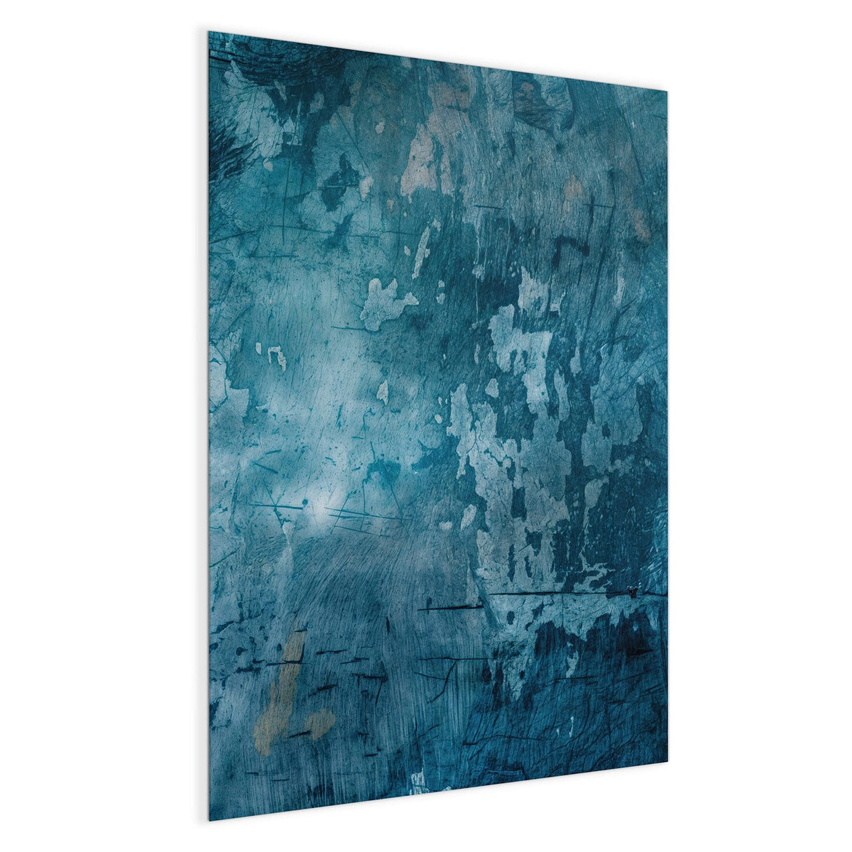Petrolblaue Wand mit abgeblätterter Farbe, hellen Fehlstellen und feinen Kratzern
