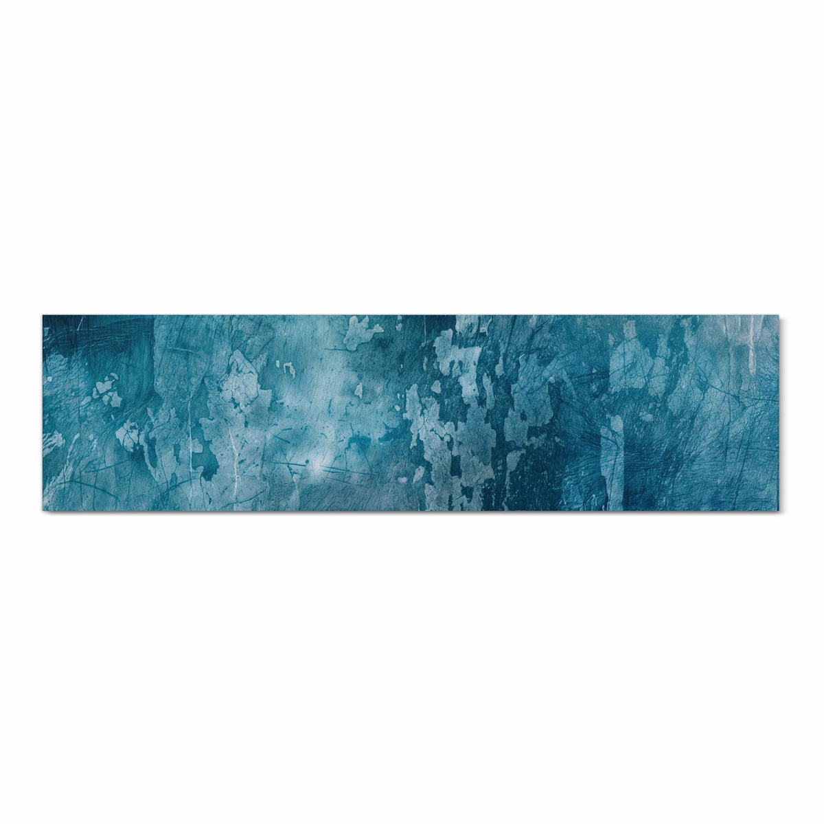 Petrolblaue Wand mit abgeblätterter Farbe, hellen Fehlstellen und feinen Kratzern