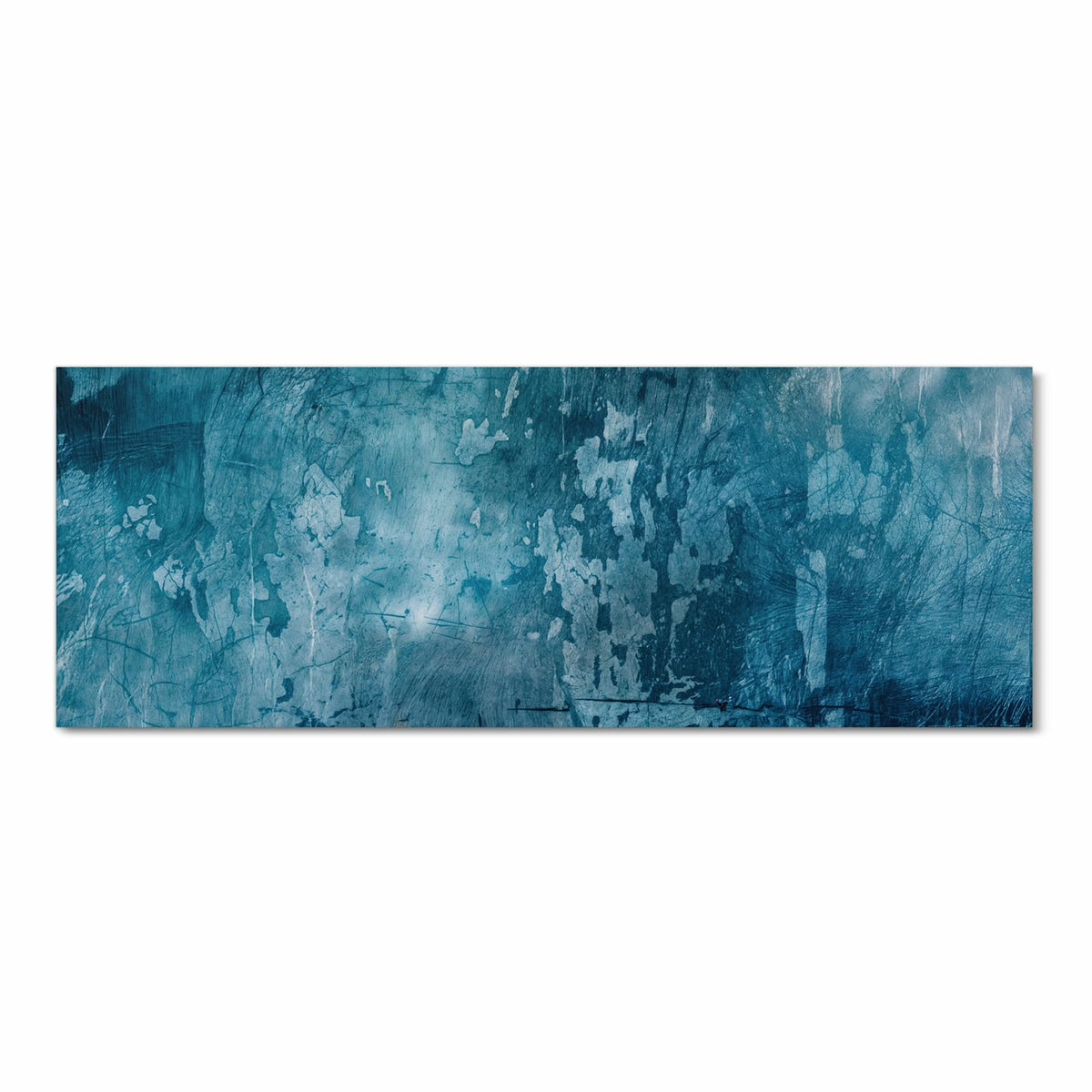 Petrolblaue Wand mit abgeblätterter Farbe, hellen Fehlstellen und feinen Kratzern