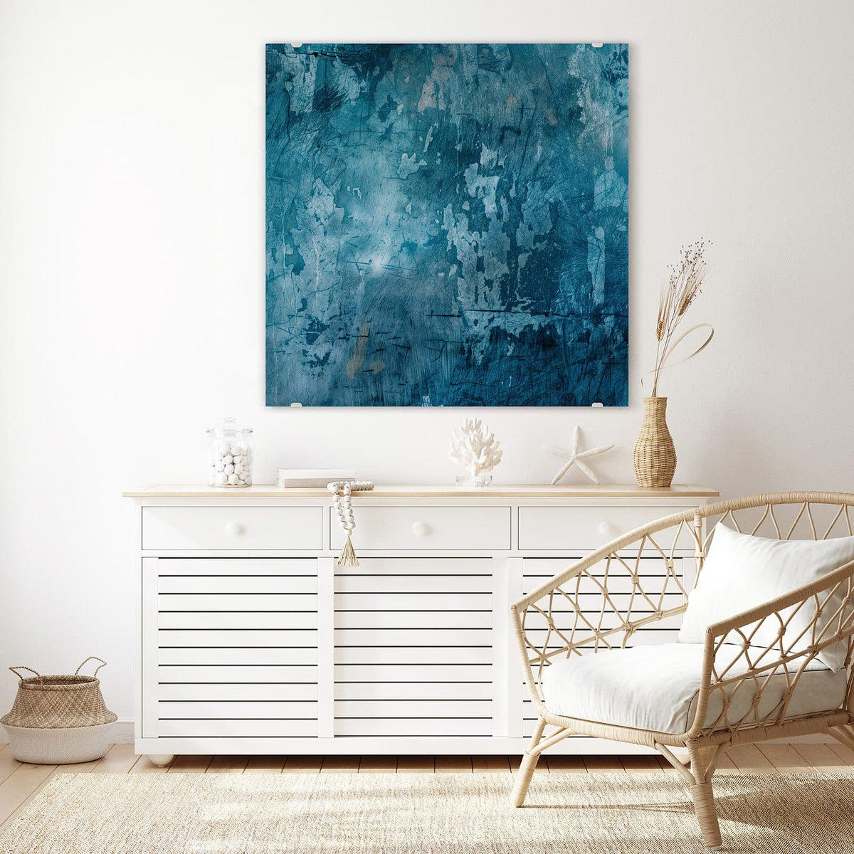 Glasbild Abblätterndes Blau an der Wand – Petrolblaue Wand mit abgeblätterter Farbe, hellen Fehlstellen und feinen Kratzern