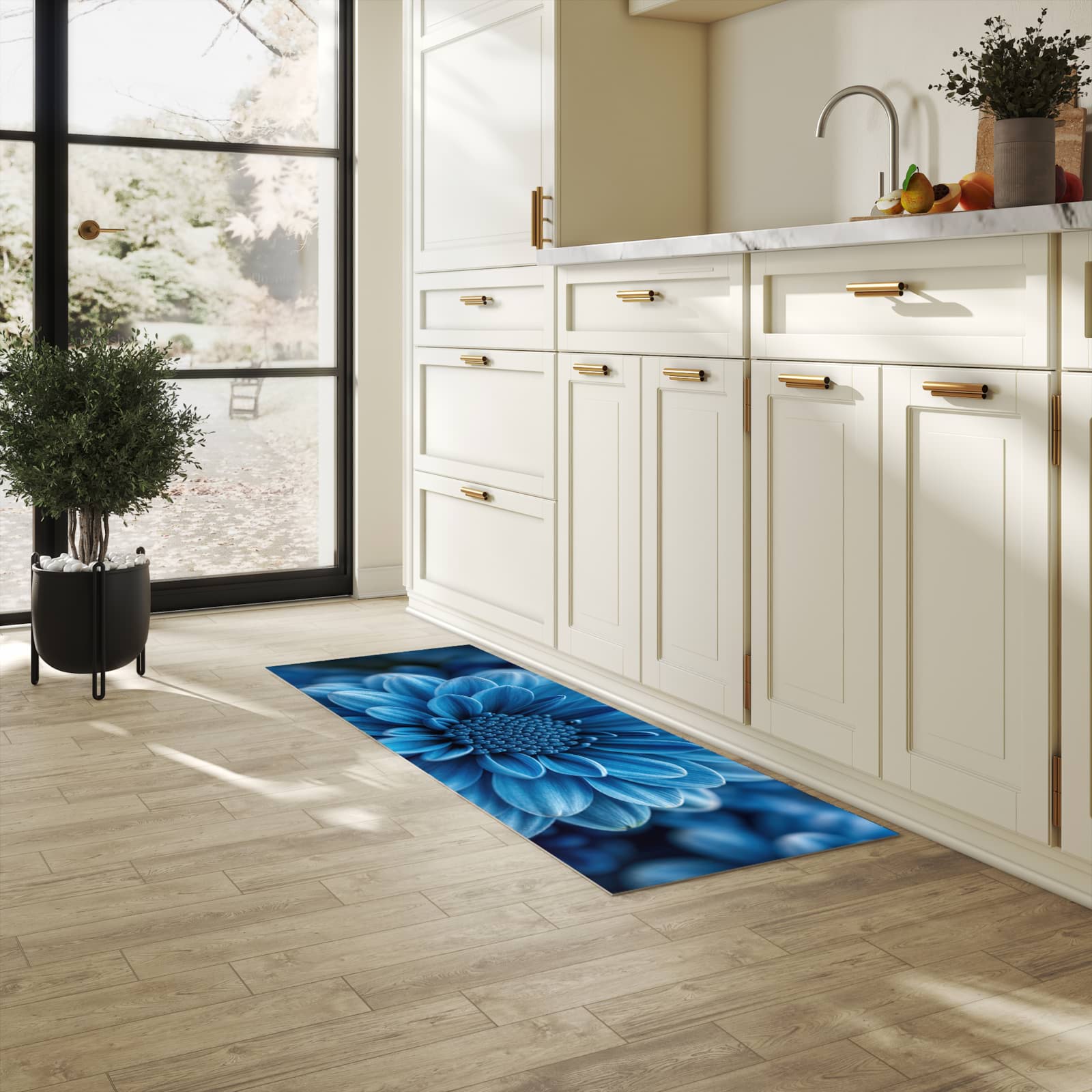 Küchenteppich mit angenehmer Haptik und Motiv Blaue Blume in heller Küche, waschbar