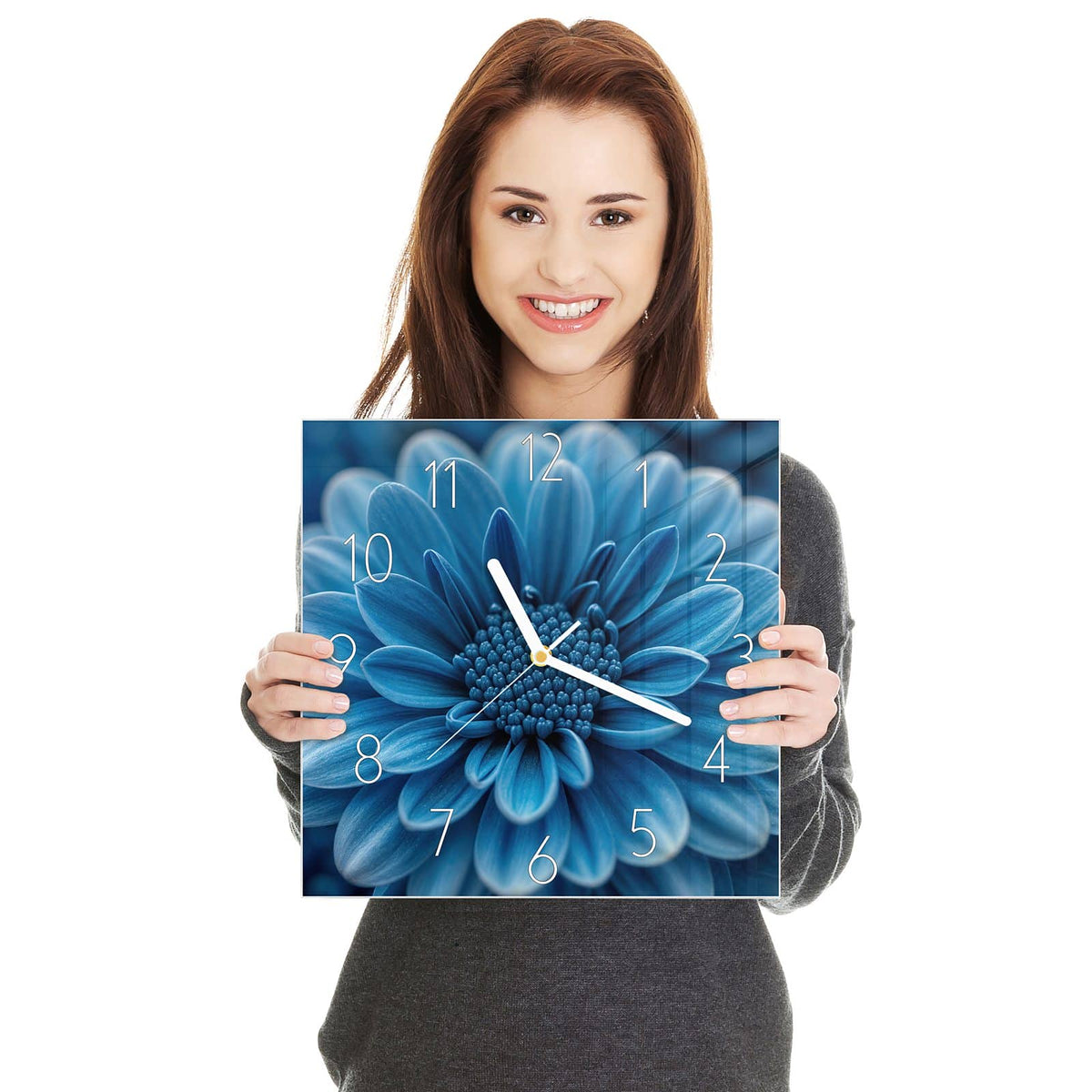 Makro einer dicht gefüllten, kräftig blauen Chrysanthemenblüte vor dunklem Grund.