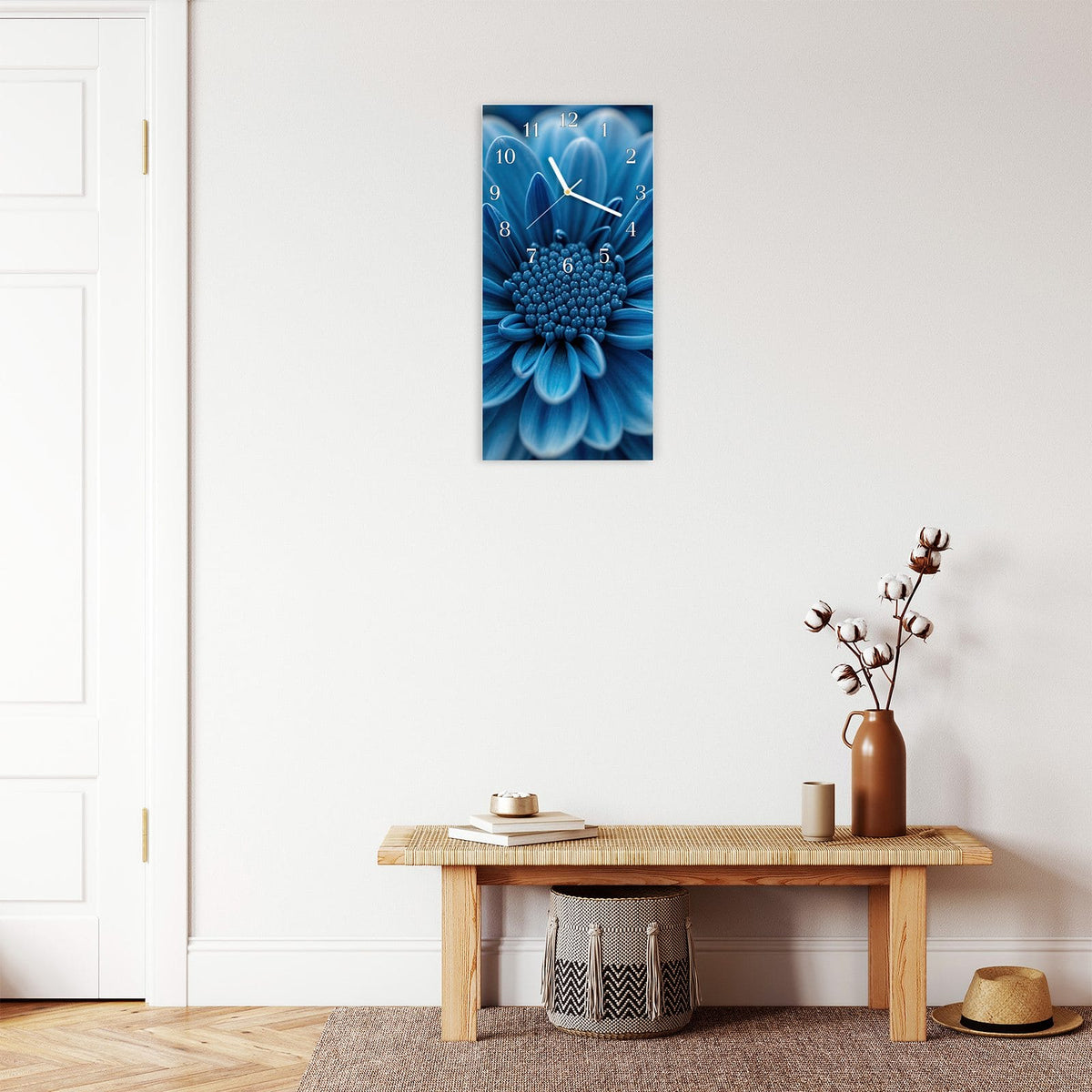 Moderne Wanduhr aus Glas mit Farbtiefe – Wanduhr Blaue Blume aus Glas – Hochformat 30 × 60 cm