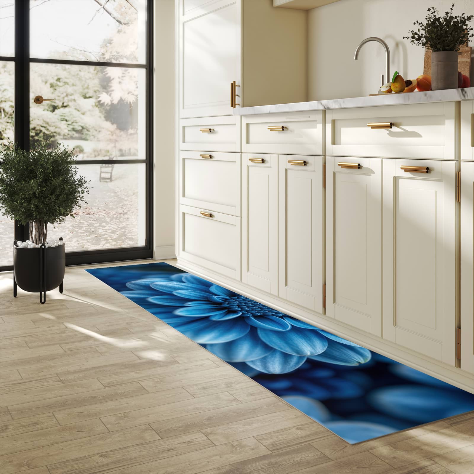 Waschbarer Bodenläufer Teppich mit Motiv Blaue Blume in heller Küche