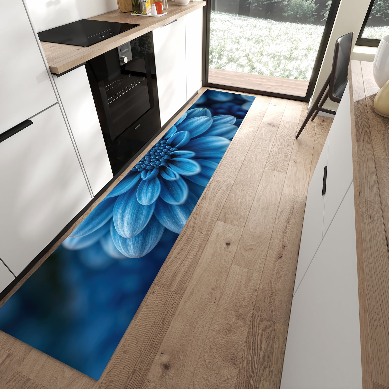 Fleckenresistenter Küchenteppich mit Motiv Blaue Blume in moderner Küche