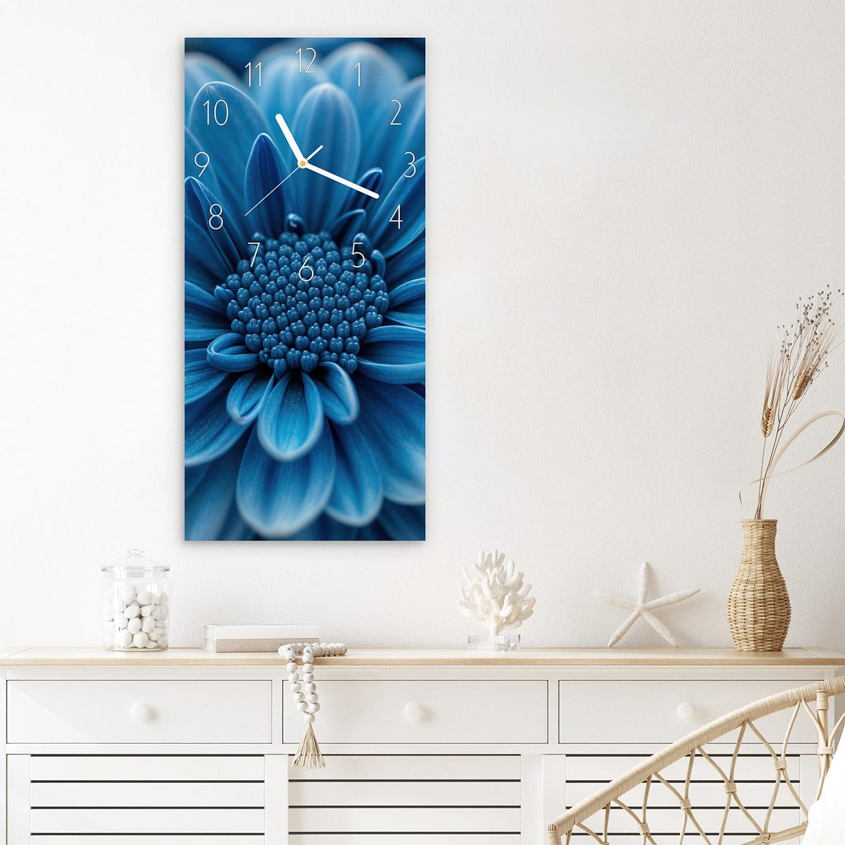Wanduhr Blaue Blume aus Glas – Intensiv blaue Blüte ganz nah