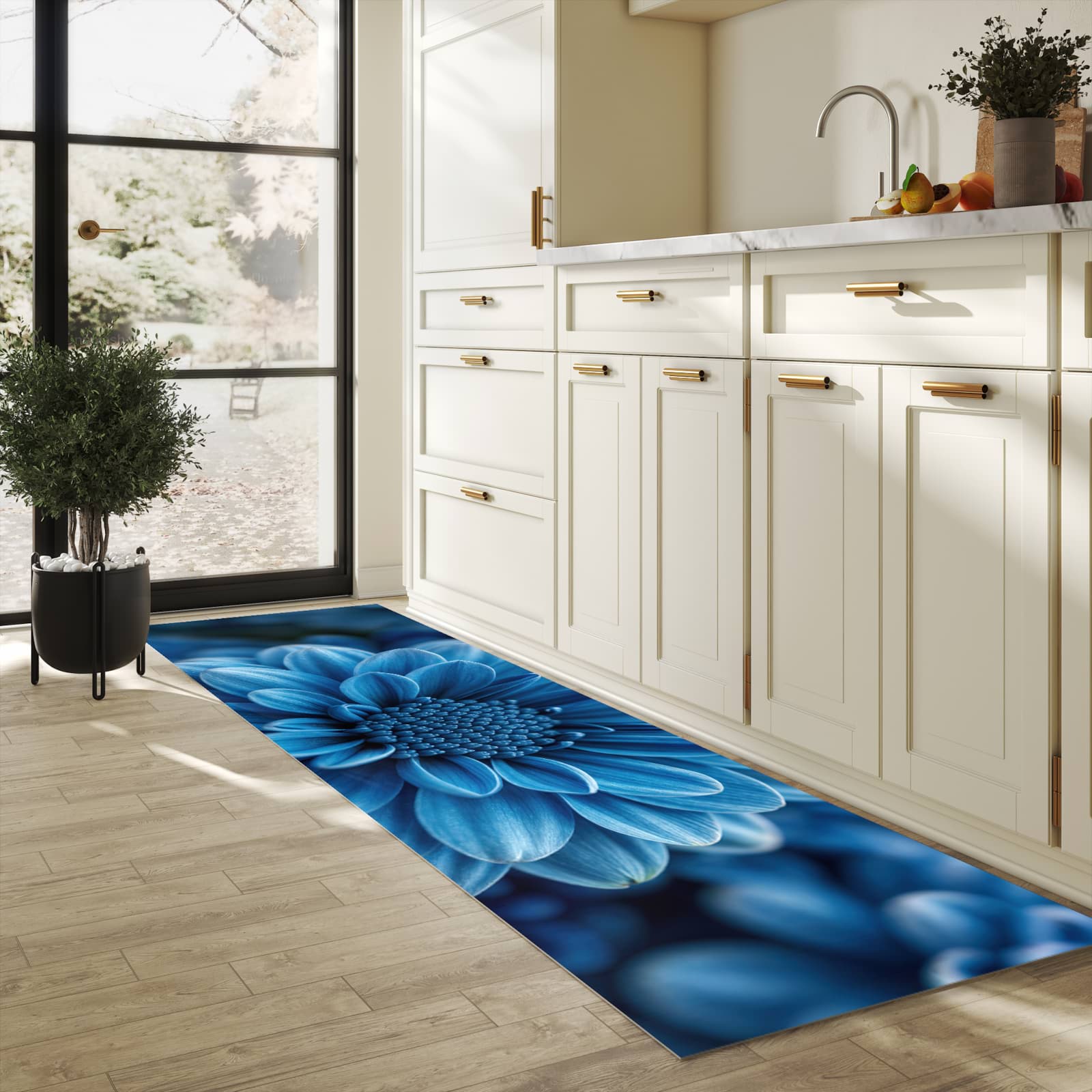 Küchenteppich mit Motiv Blaue Blume für Ordnung in heller Küche