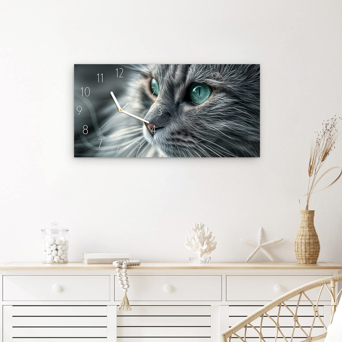 Wanduhr Katze Detailaufnahme aus Glas – Querformat 60 × 30 cm – Smaragdgrüne Katzenaugen im grauen Fell