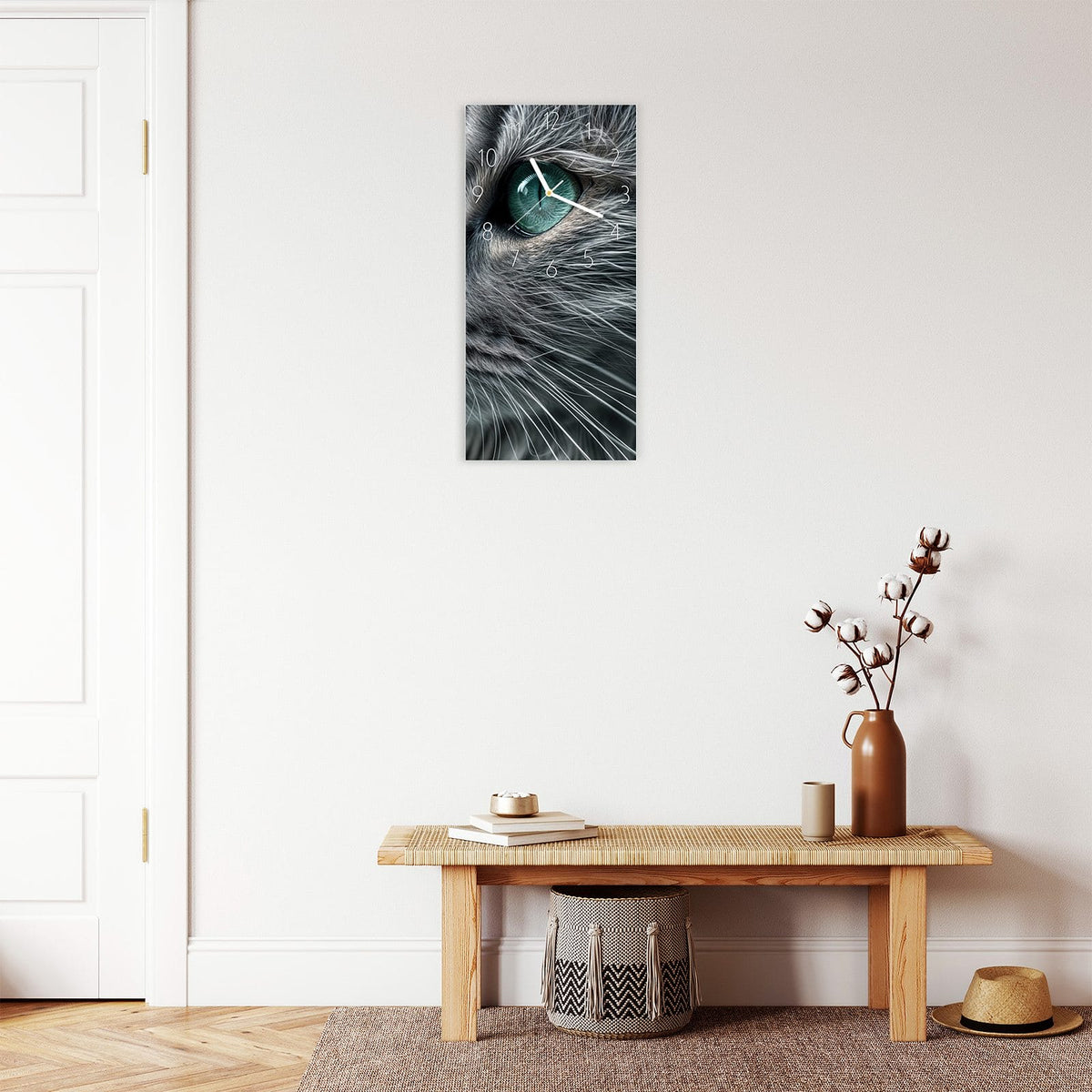 Wanduhr aus Glas im Hochformat Katze mit Smaragdaugen mit Ziffernblatt Elegant über einer Holzbank im Flur