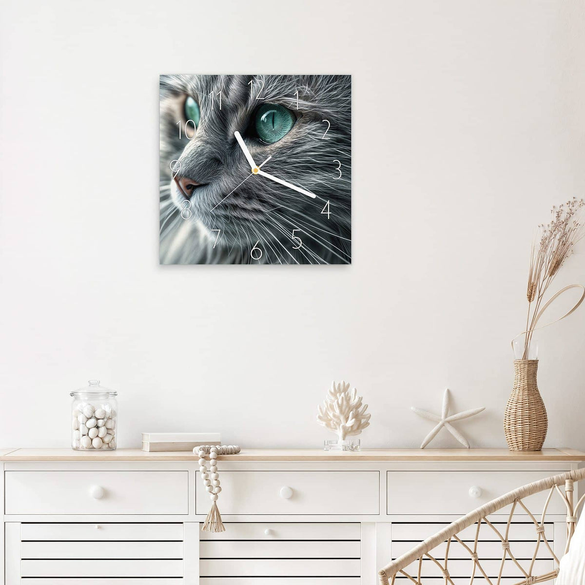 Wanduhr Katze mit Smaragdaugen aus Glas – Quadratisch 30 × 30 cm – Smaragdgrüne Katzenaugen im grauen Fell