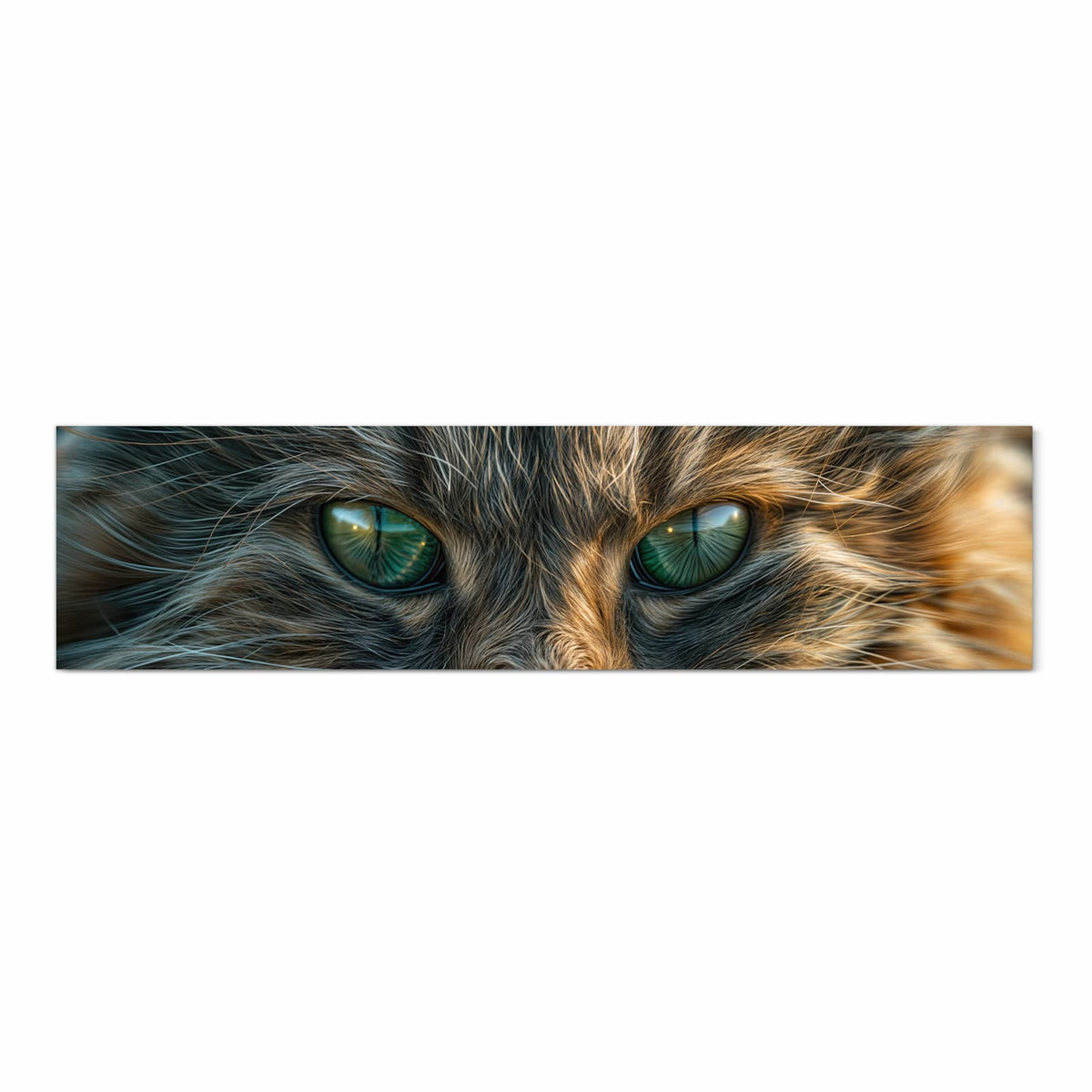 Formatfuellendes Gesicht einer getigerten Katze mit grünen Augen, warmes Braun-Grau-Fell