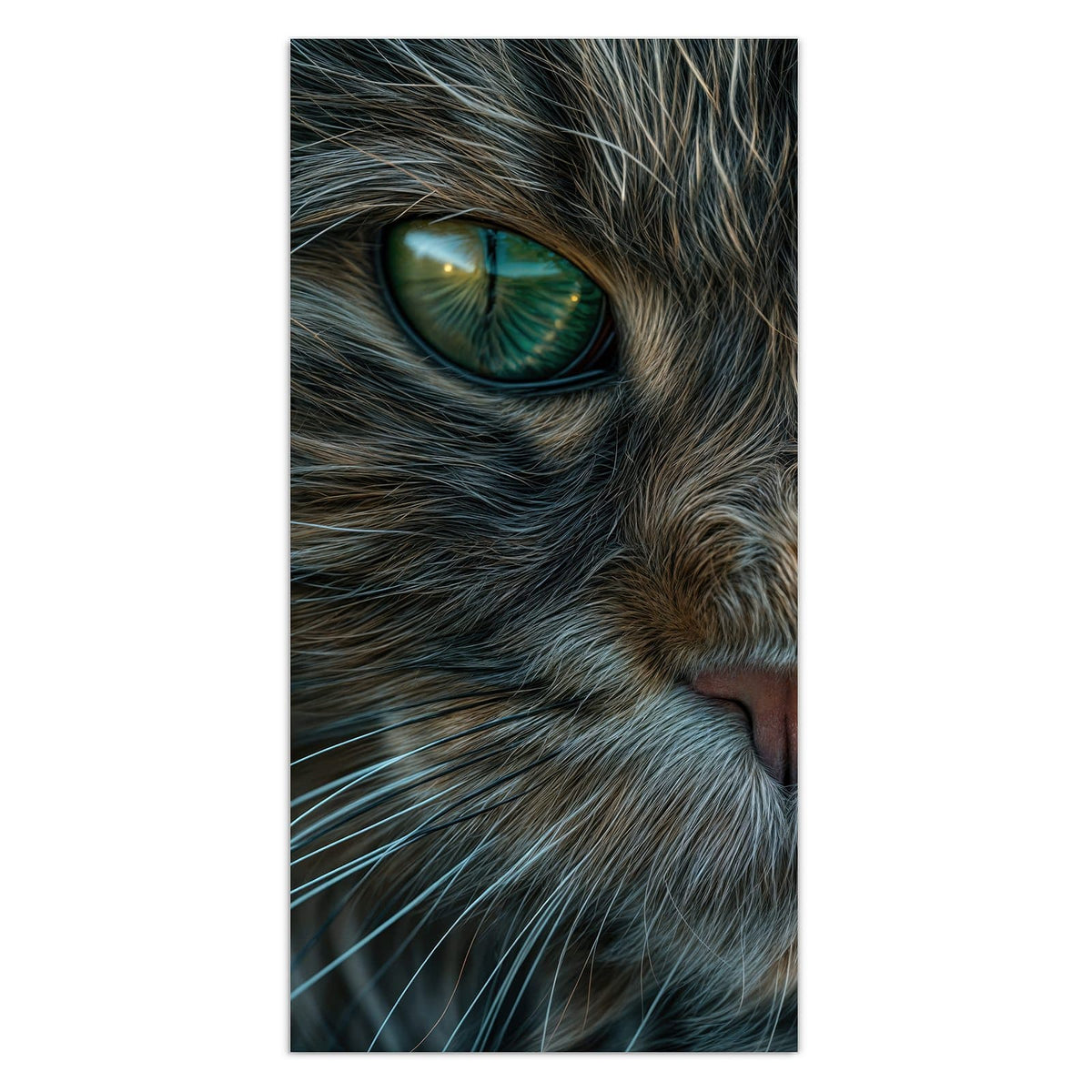 Formatfuellendes Gesicht einer getigerten Katze mit grünen Augen, warmes Braun-Grau-Fell